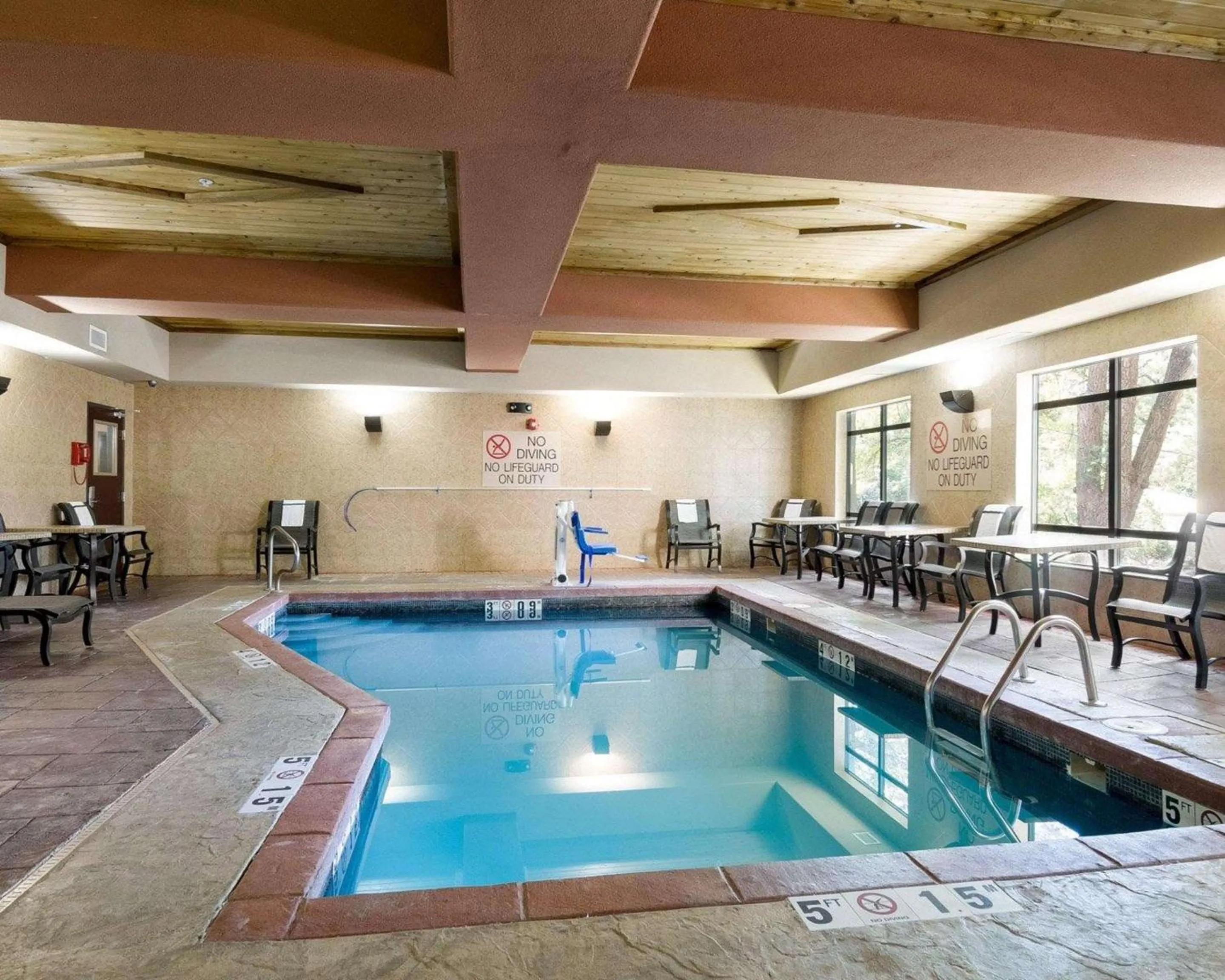 Swimming pool in Comfort Suites Topeka Northwest