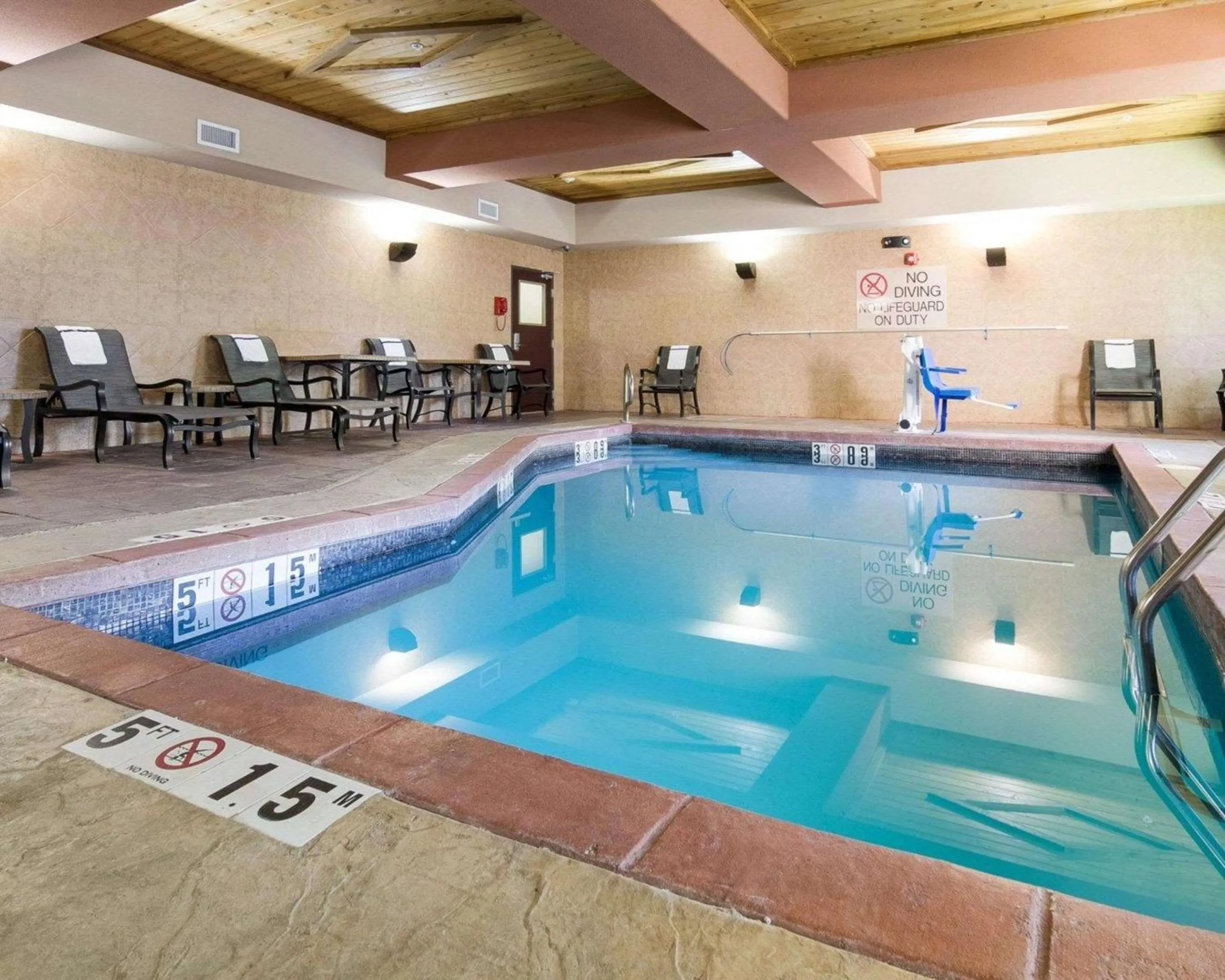 Swimming pool in Comfort Suites Topeka Northwest