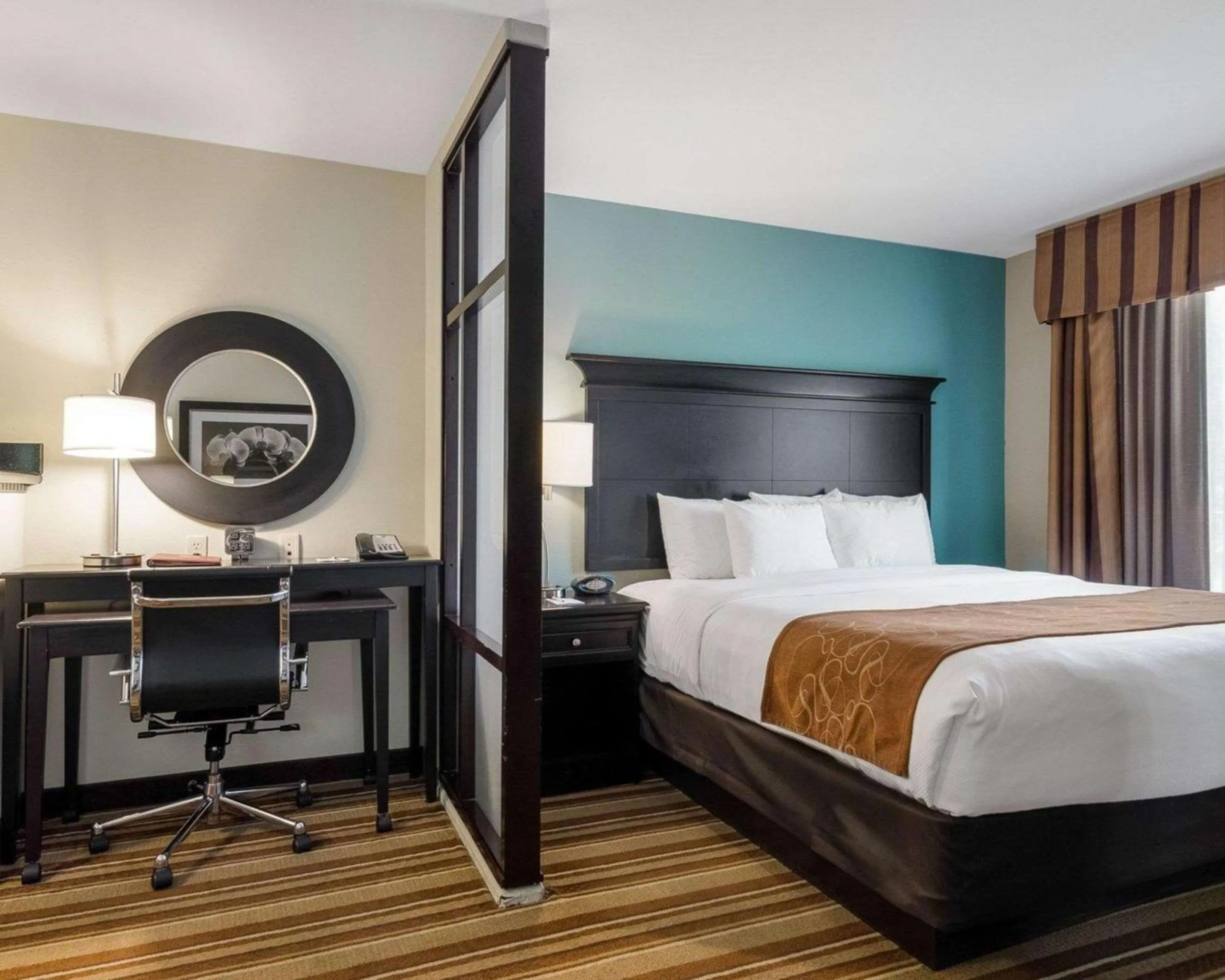 Bedroom, Bed in Comfort Suites Topeka Northwest