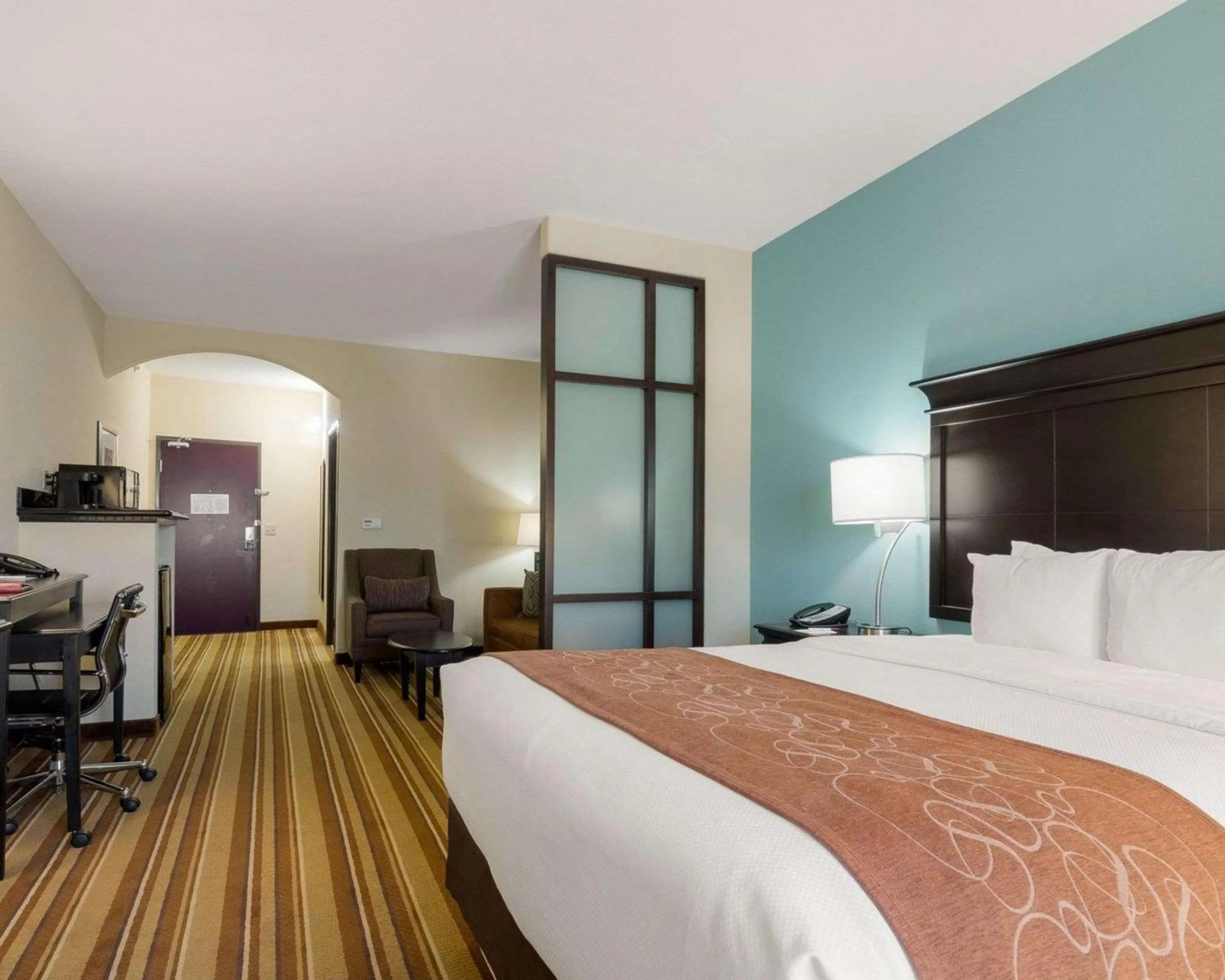 Bedroom, Bed in Comfort Suites Topeka Northwest