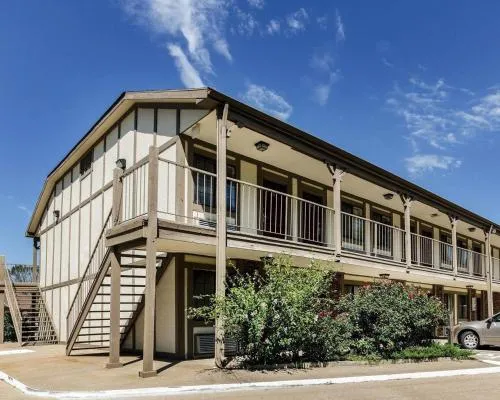 Econo Lodge Lawrence near University