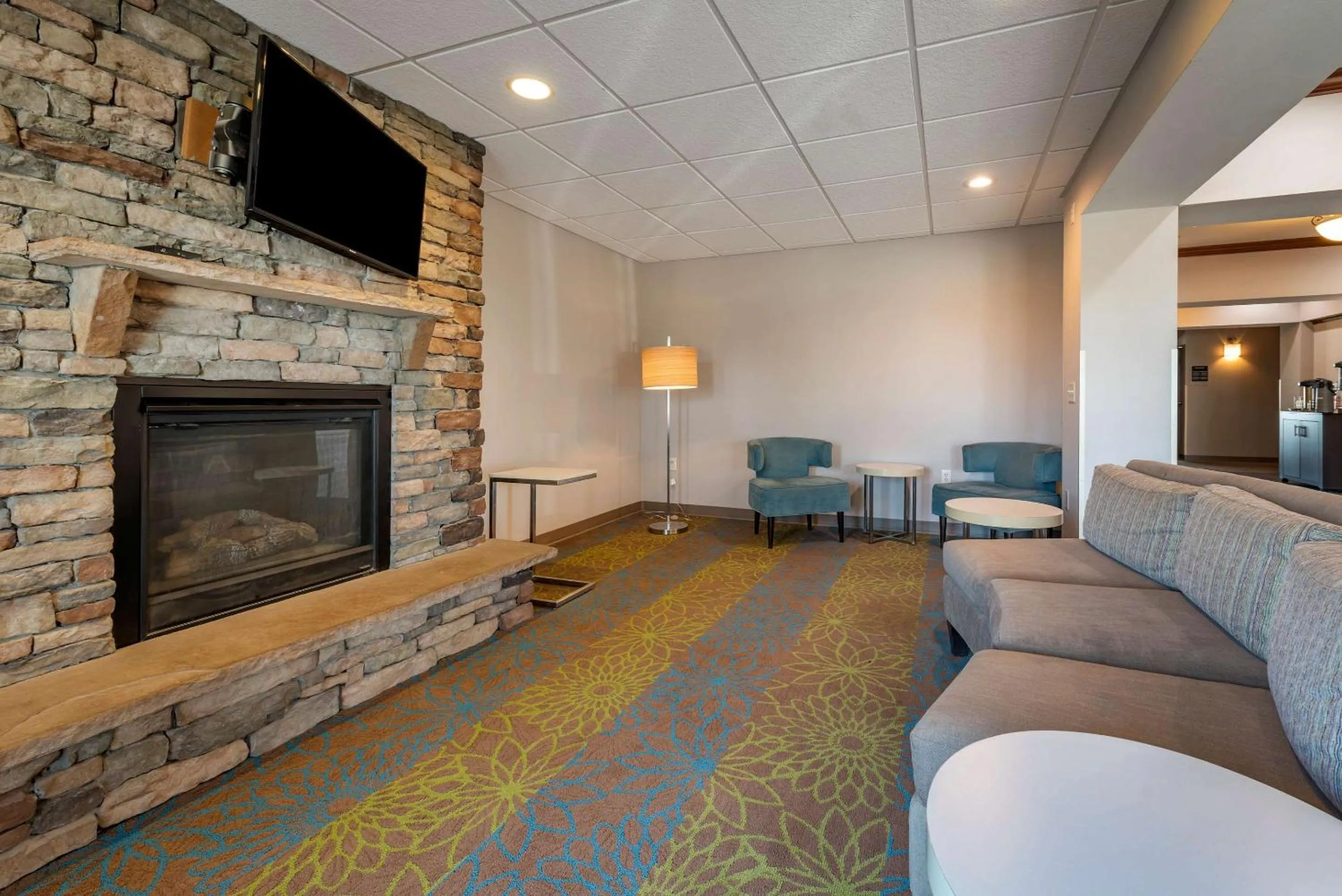 Communal lounge/ TV room in Sleep Inn & Suites Oakley I-70