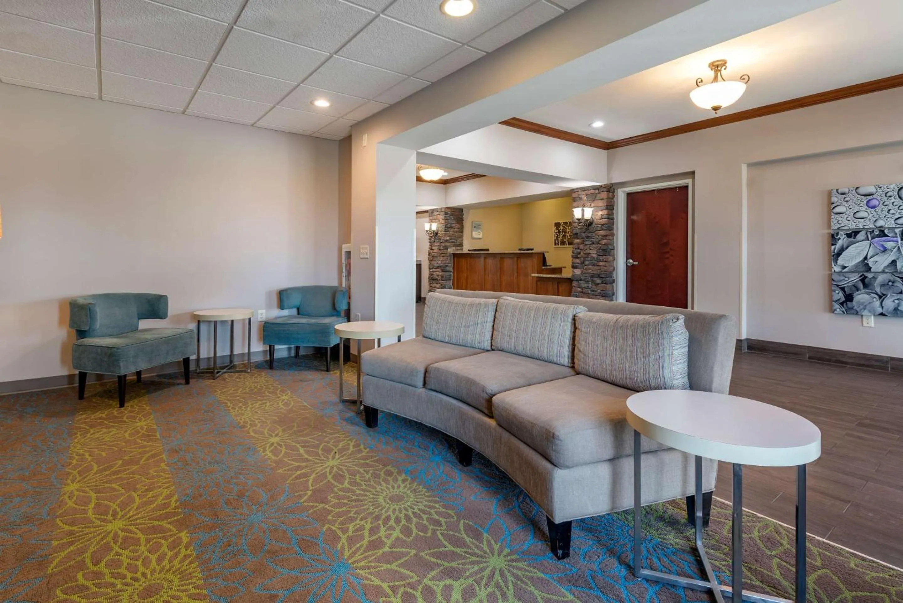 Communal lounge/ TV room in Sleep Inn & Suites Oakley I-70