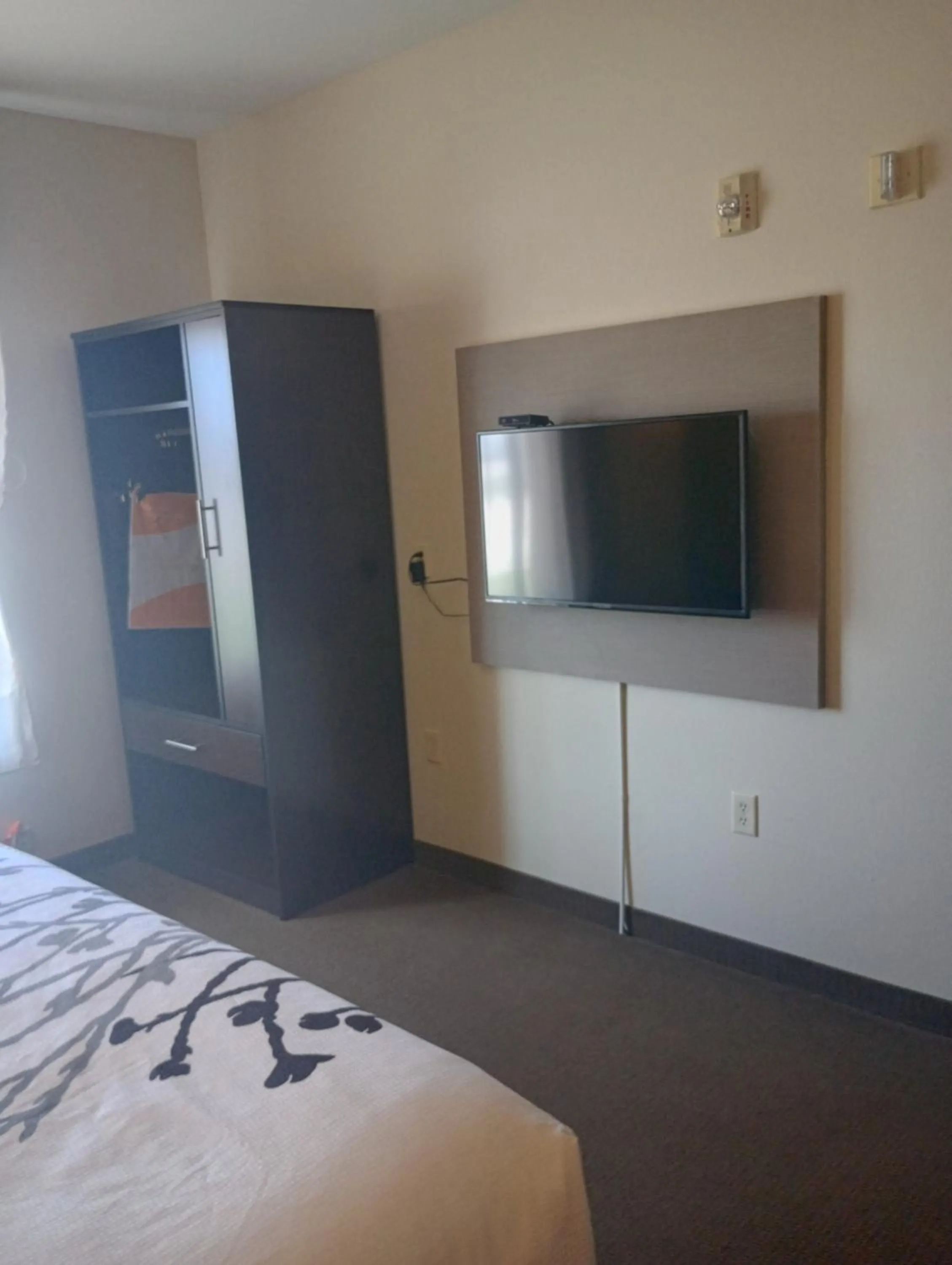 TV and multimedia, Bed in Sleep Inn & Suites Oakley I-70