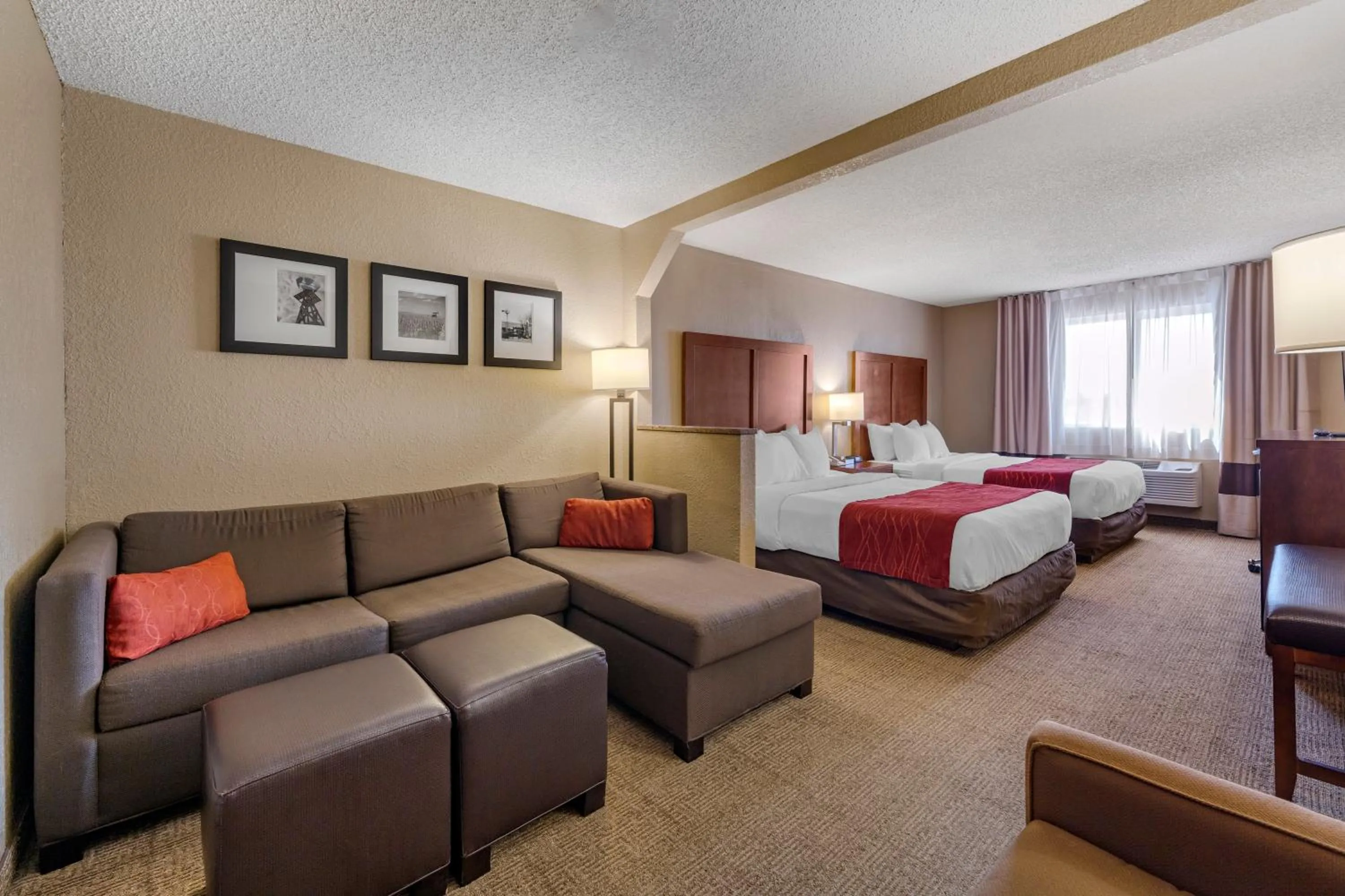 Photo of the whole room, Bed in Comfort Inn & Suites Hays I-70