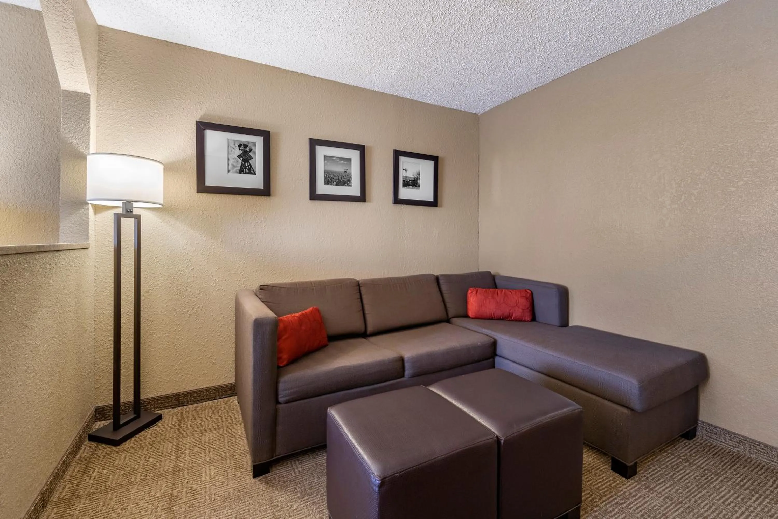 Seating area in Comfort Inn & Suites Hays I-70