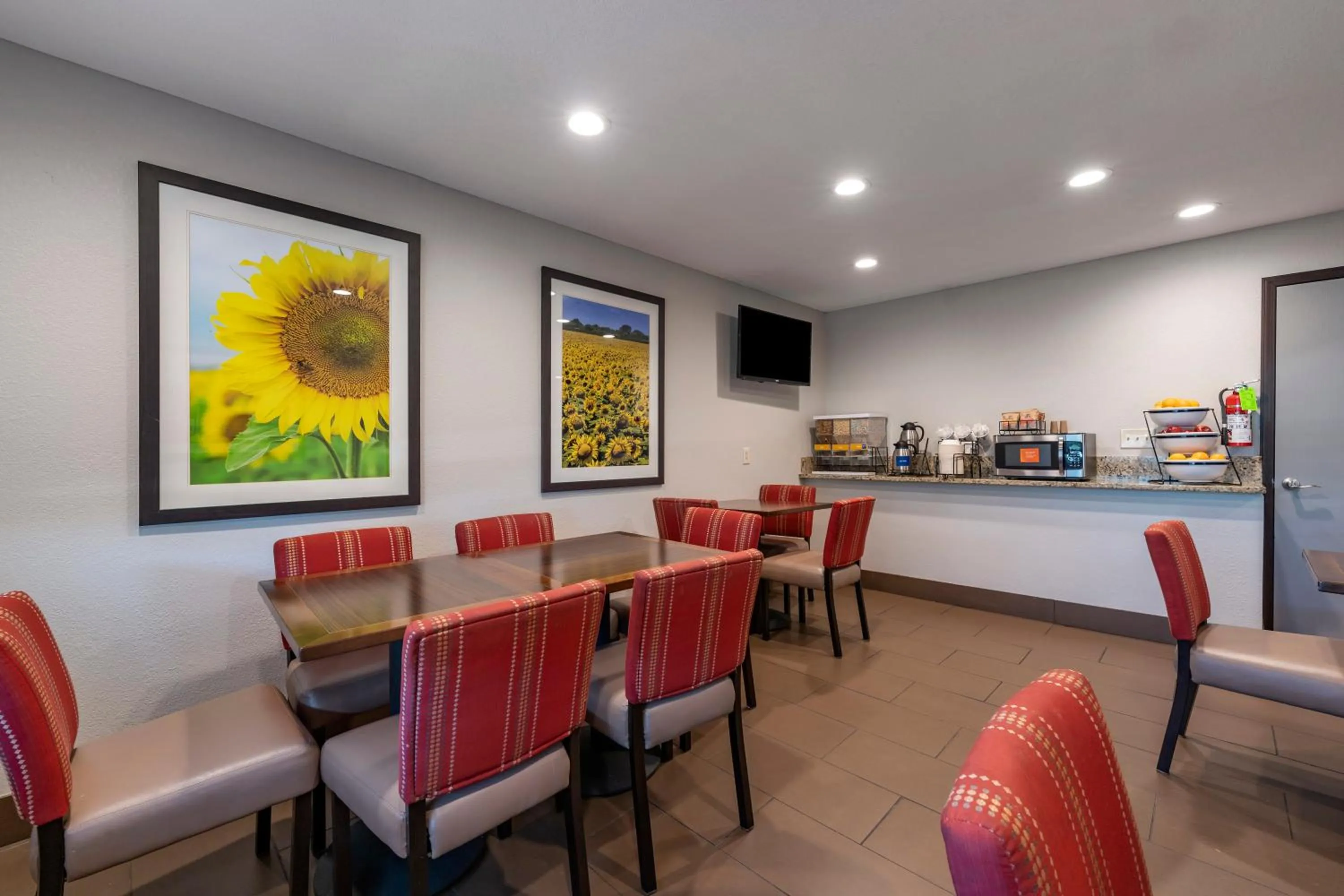 Breakfast in Comfort Inn & Suites Hays I-70