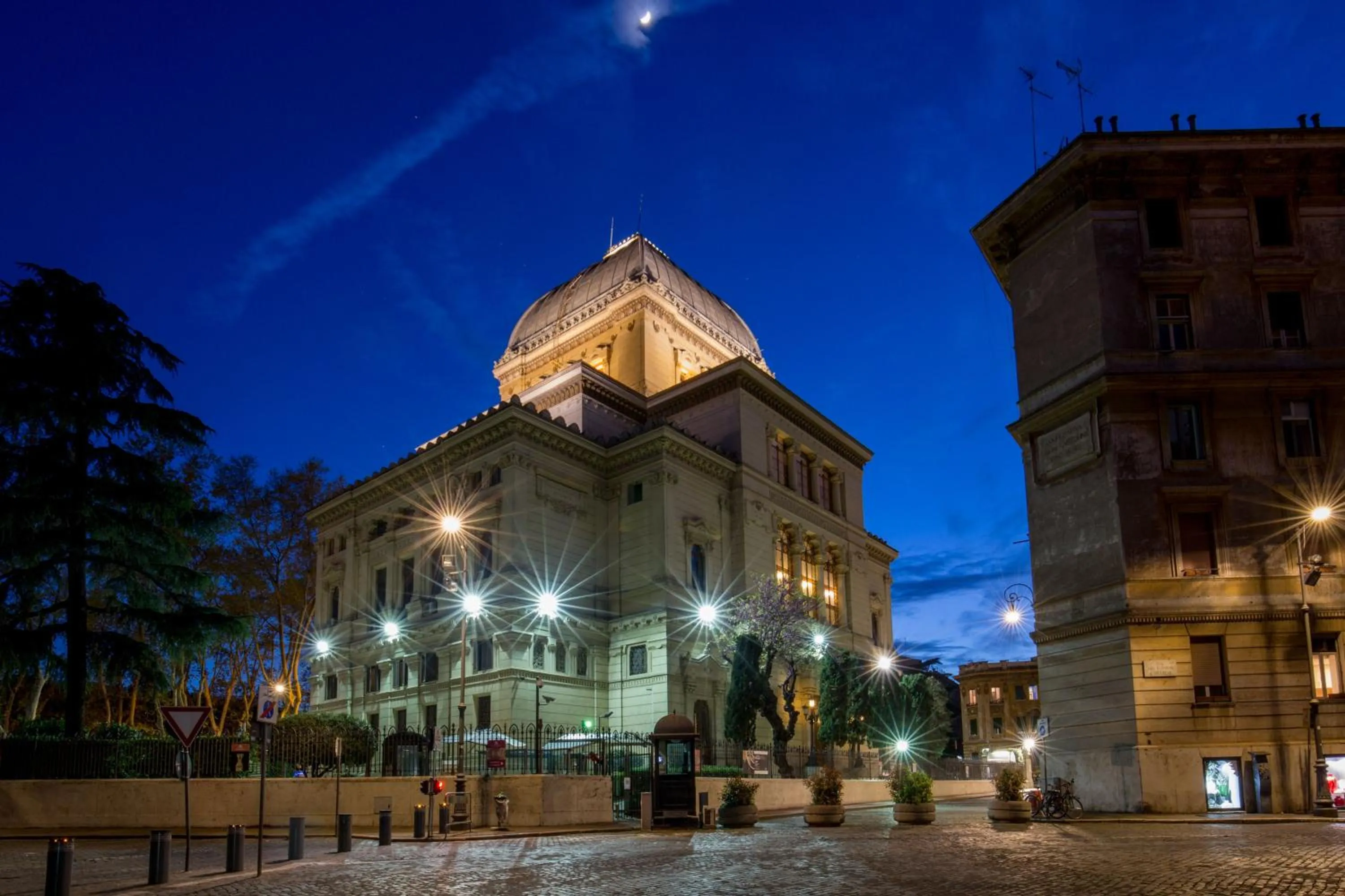 Nearby landmark in Almaìt
