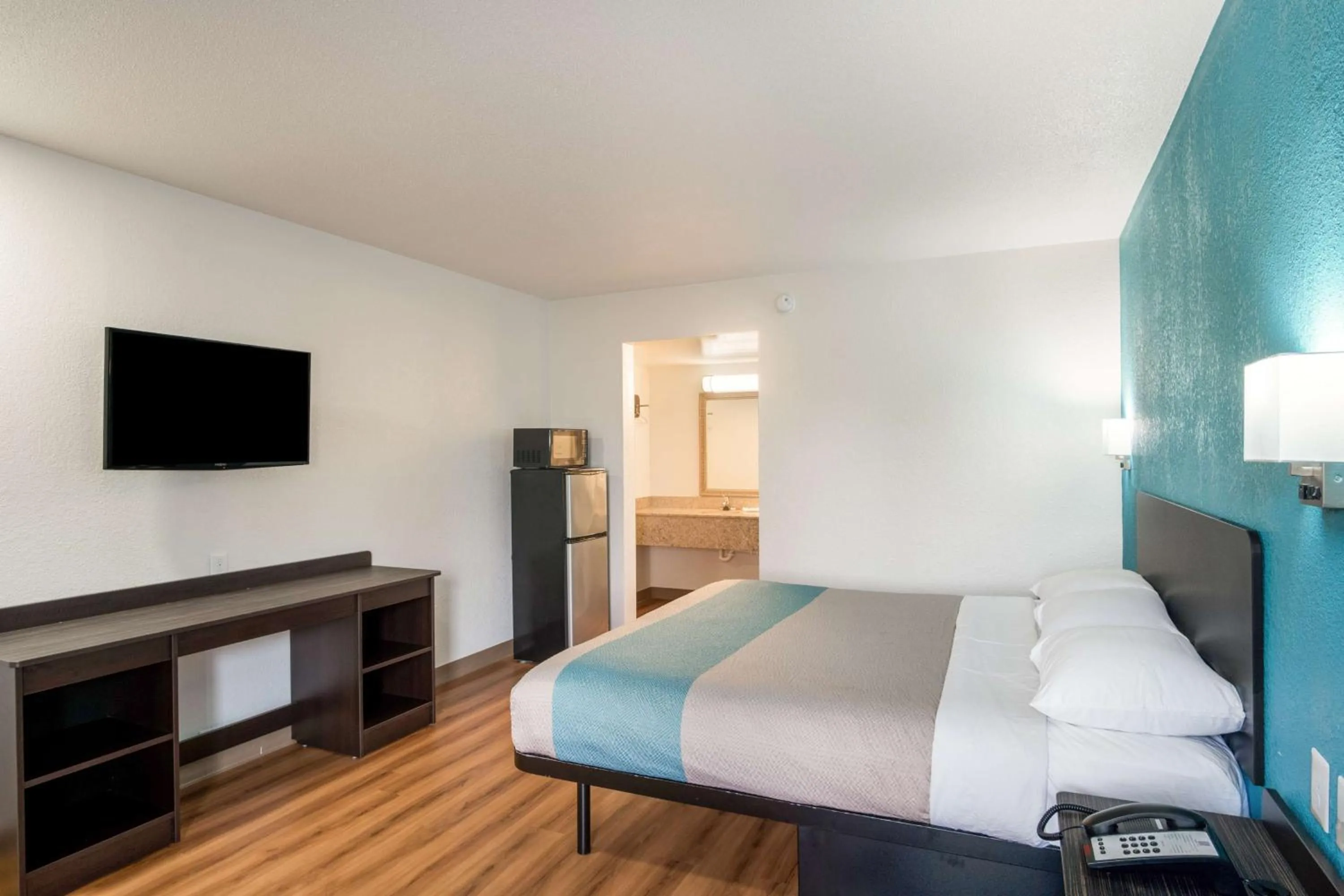 Photo of the whole room, Bed in Motel 6-Lexington, KY - Airport