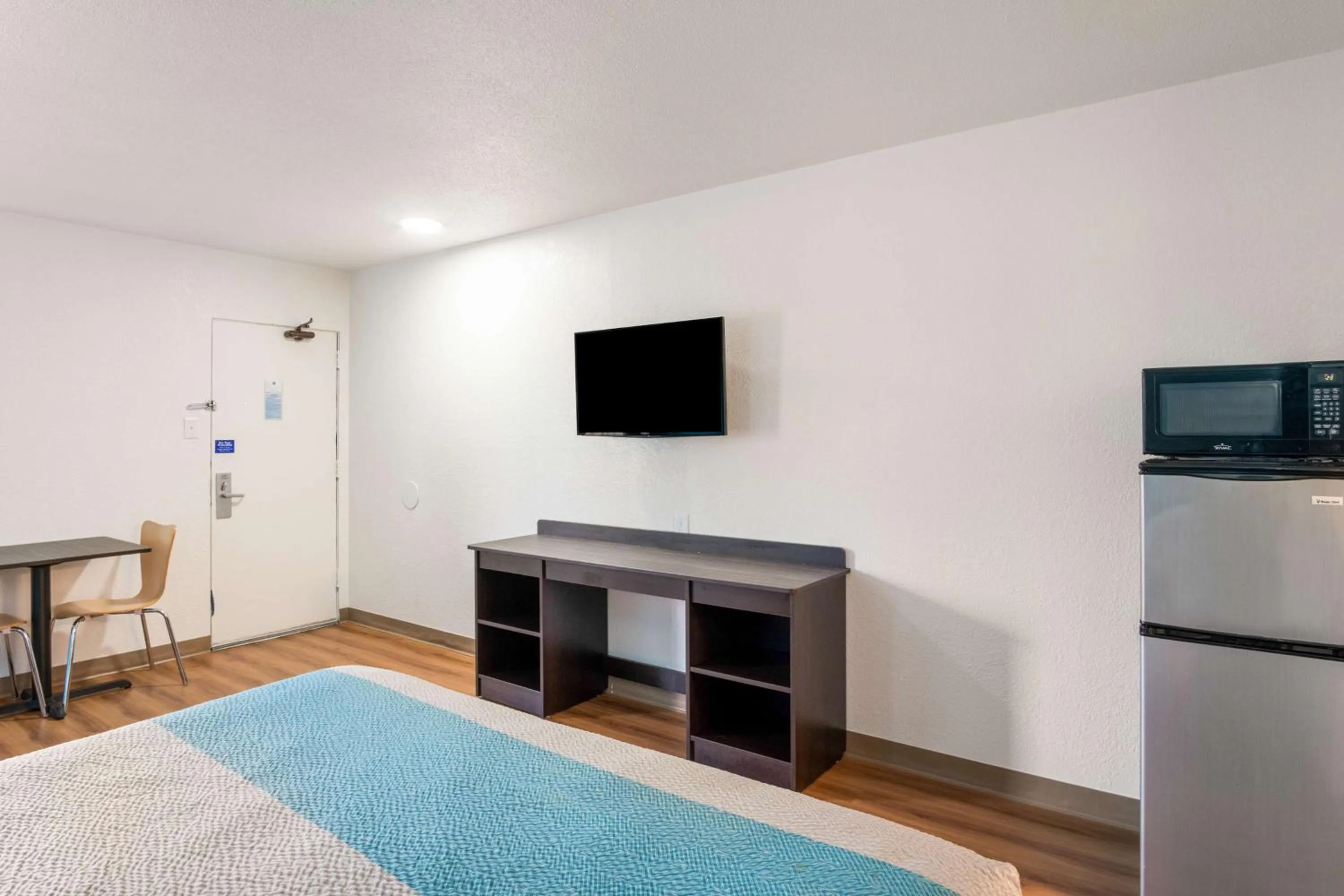 Photo of the whole room in Motel 6-Lexington, KY - Airport