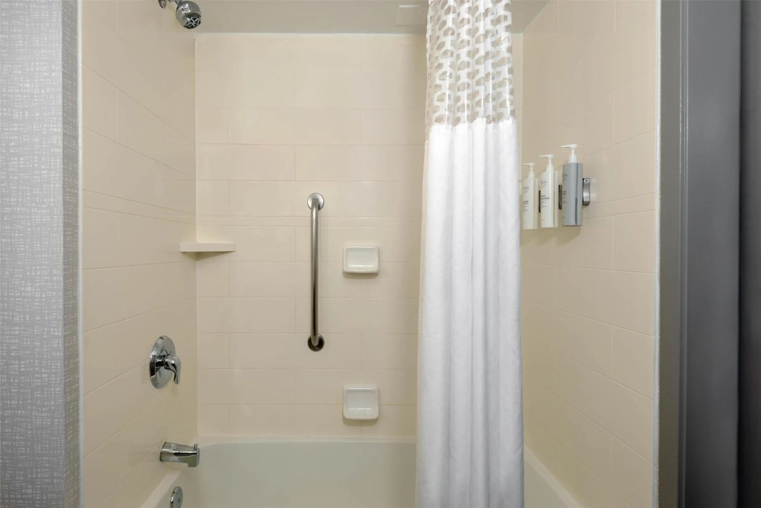 Bathroom in Hampton Inn Buffalo-Airport Galleria Mall