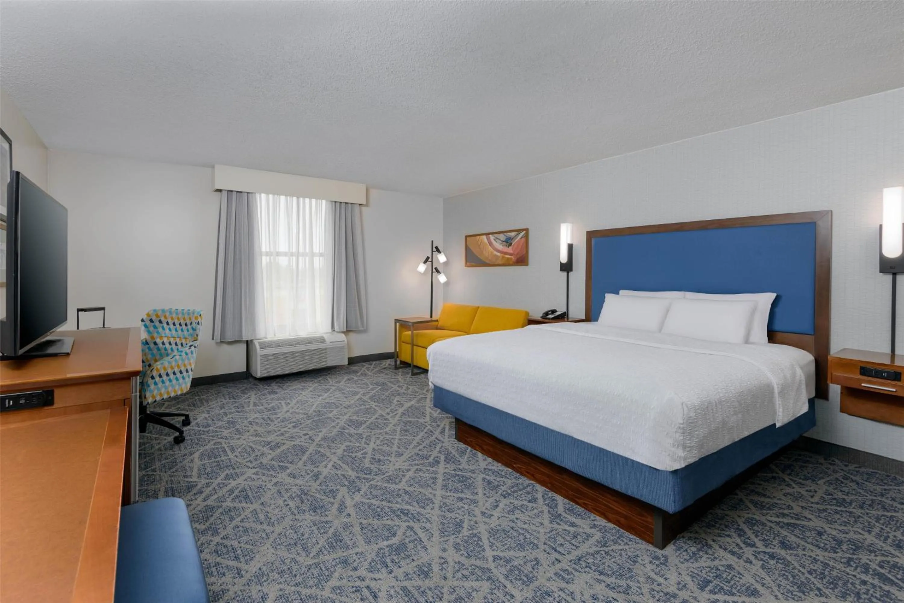 Living room, Bed in Hampton Inn Buffalo-Airport Galleria Mall