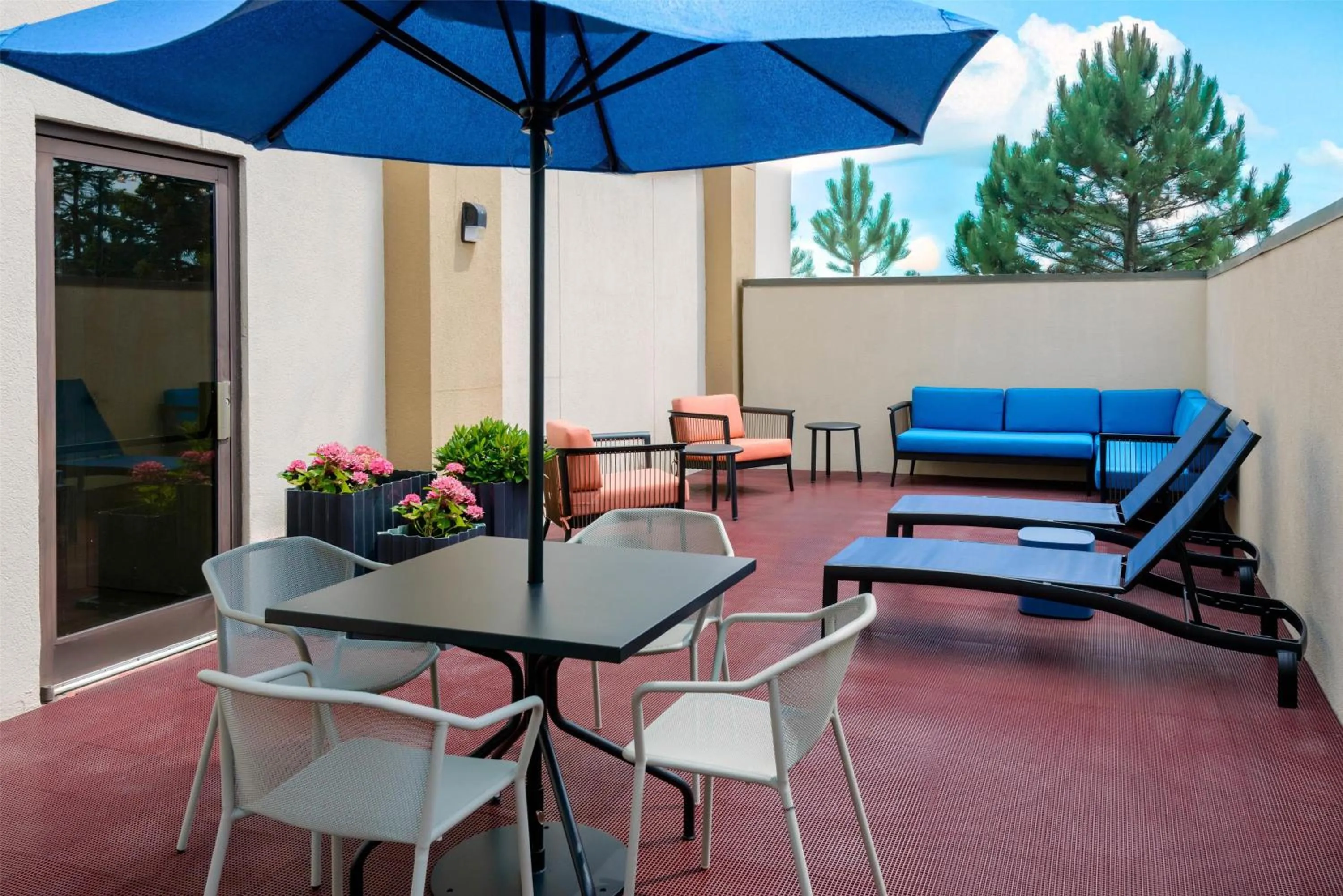Patio in Hampton Inn Buffalo-Airport Galleria Mall