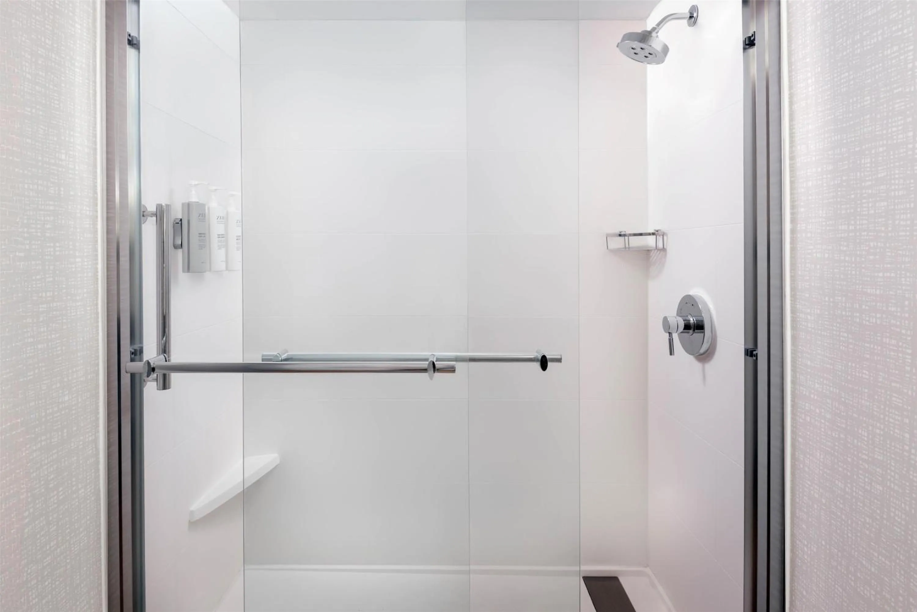 Bathroom in Hampton Inn Buffalo-Airport Galleria Mall