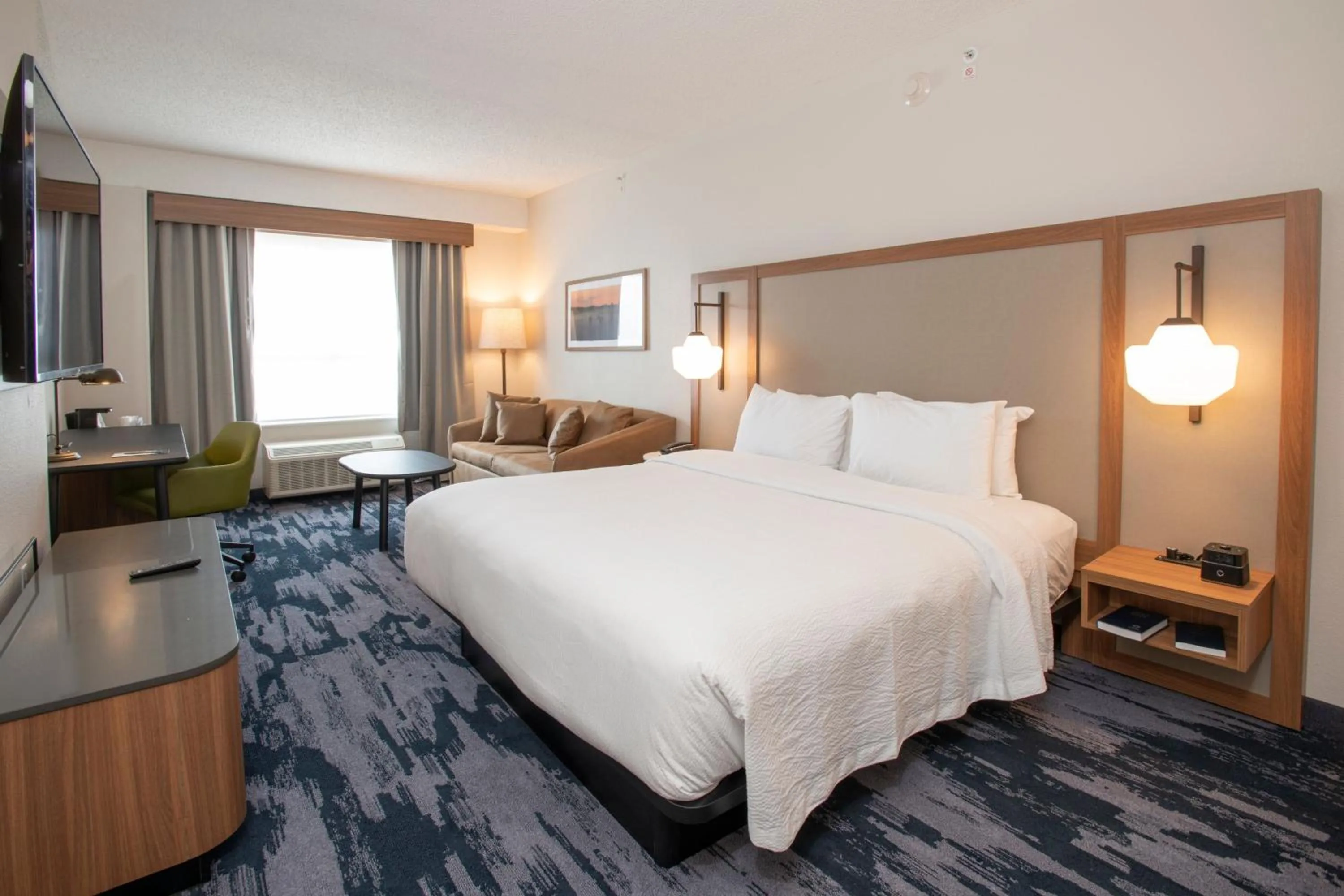Photo of the whole room, Bed in Fairfield by Marriott Inn & Suites Newport Cincinnati