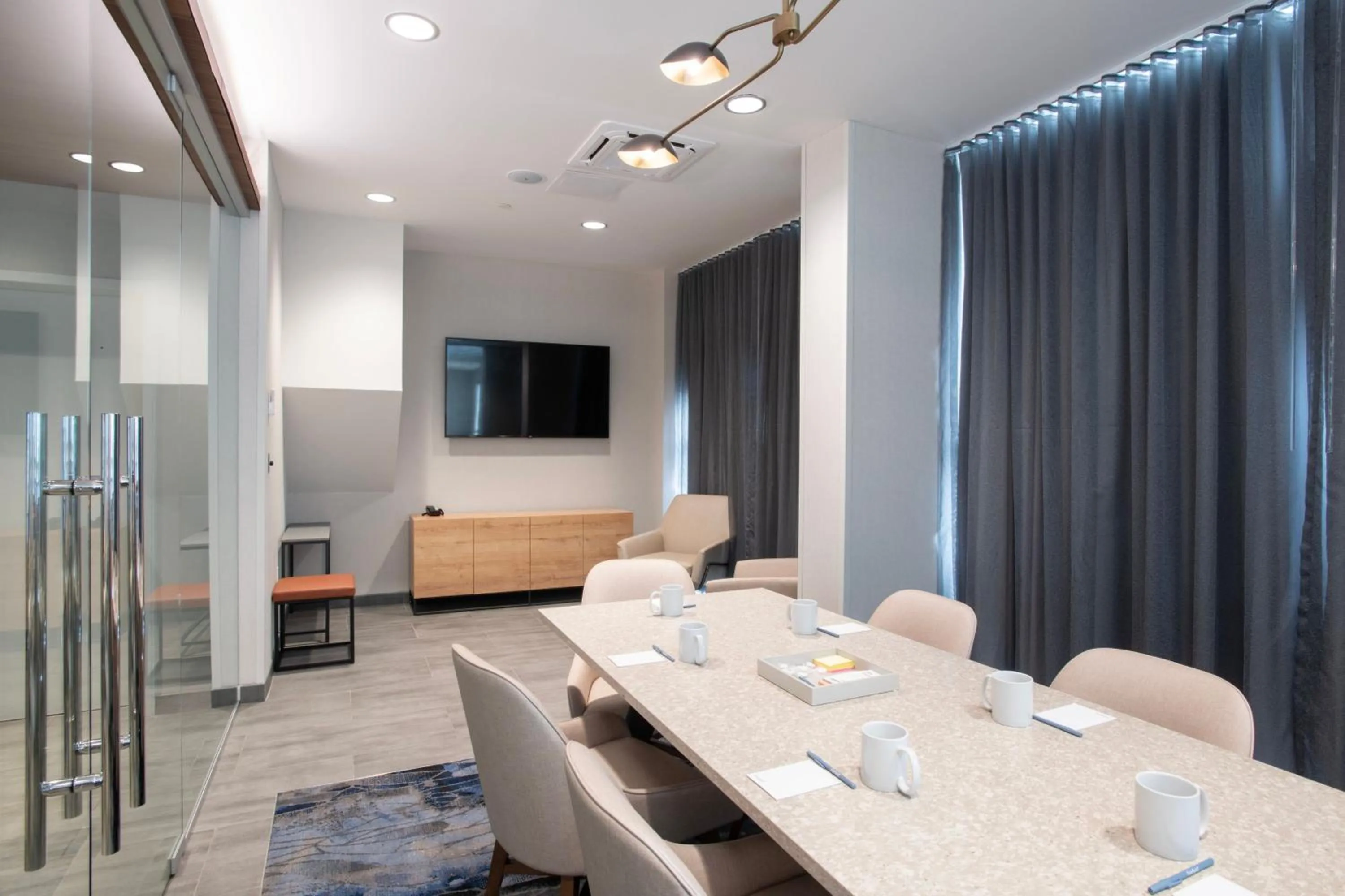 Meeting/conference room, Bed in Fairfield by Marriott Inn & Suites Newport Cincinnati