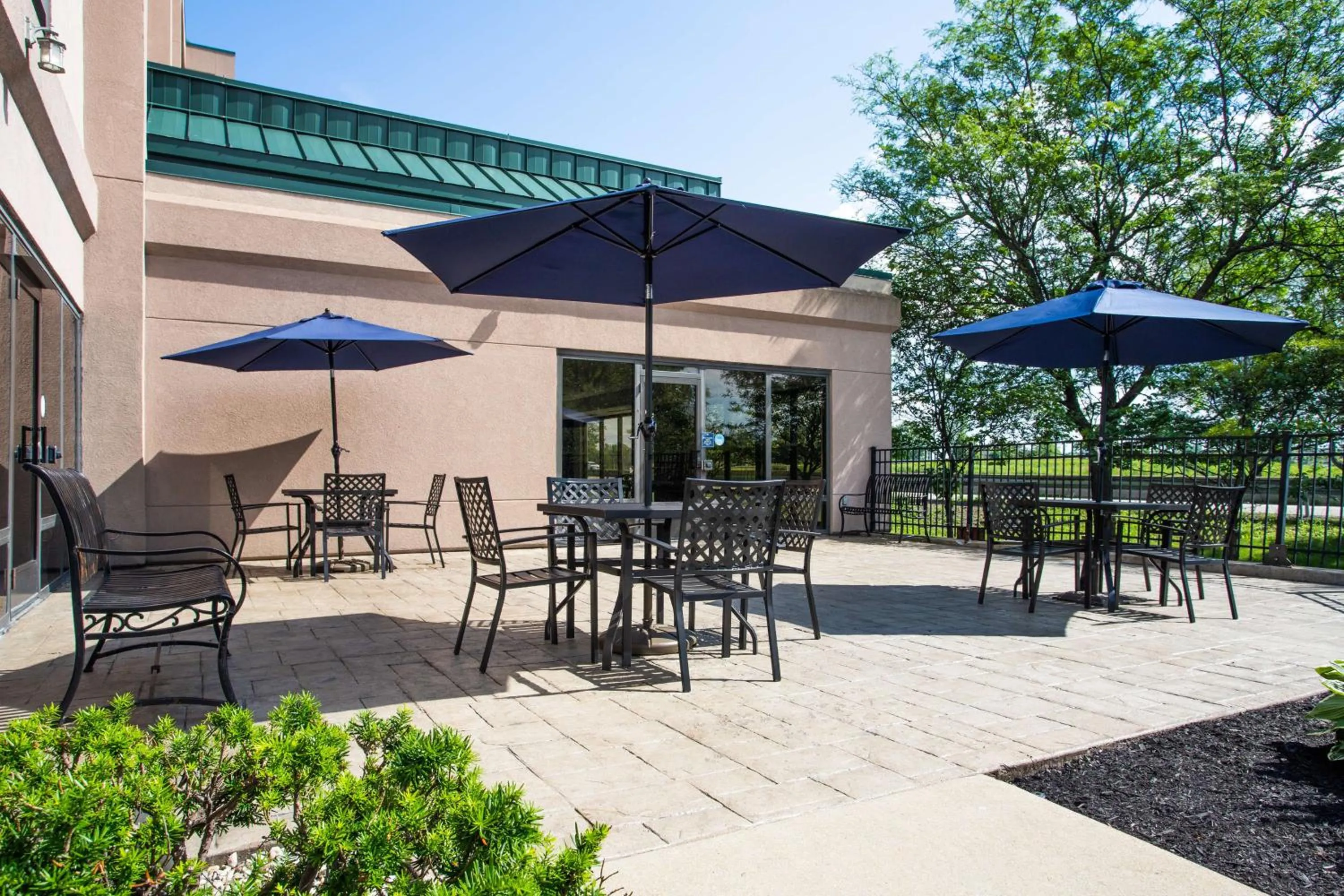 Patio in Hampton Inn Buffalo-South/I-90