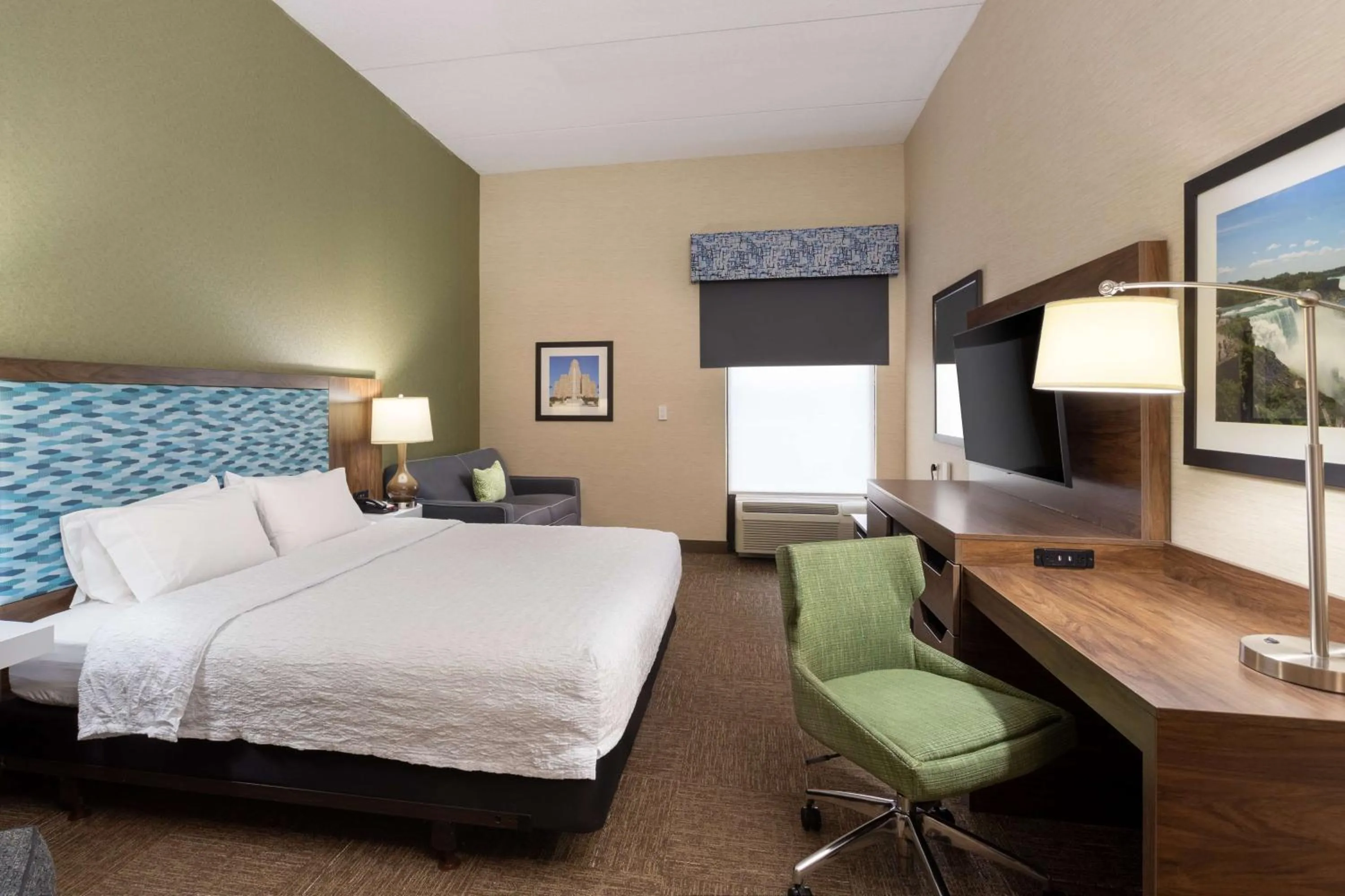 Bedroom, Bed in Hampton Inn Buffalo-South/I-90