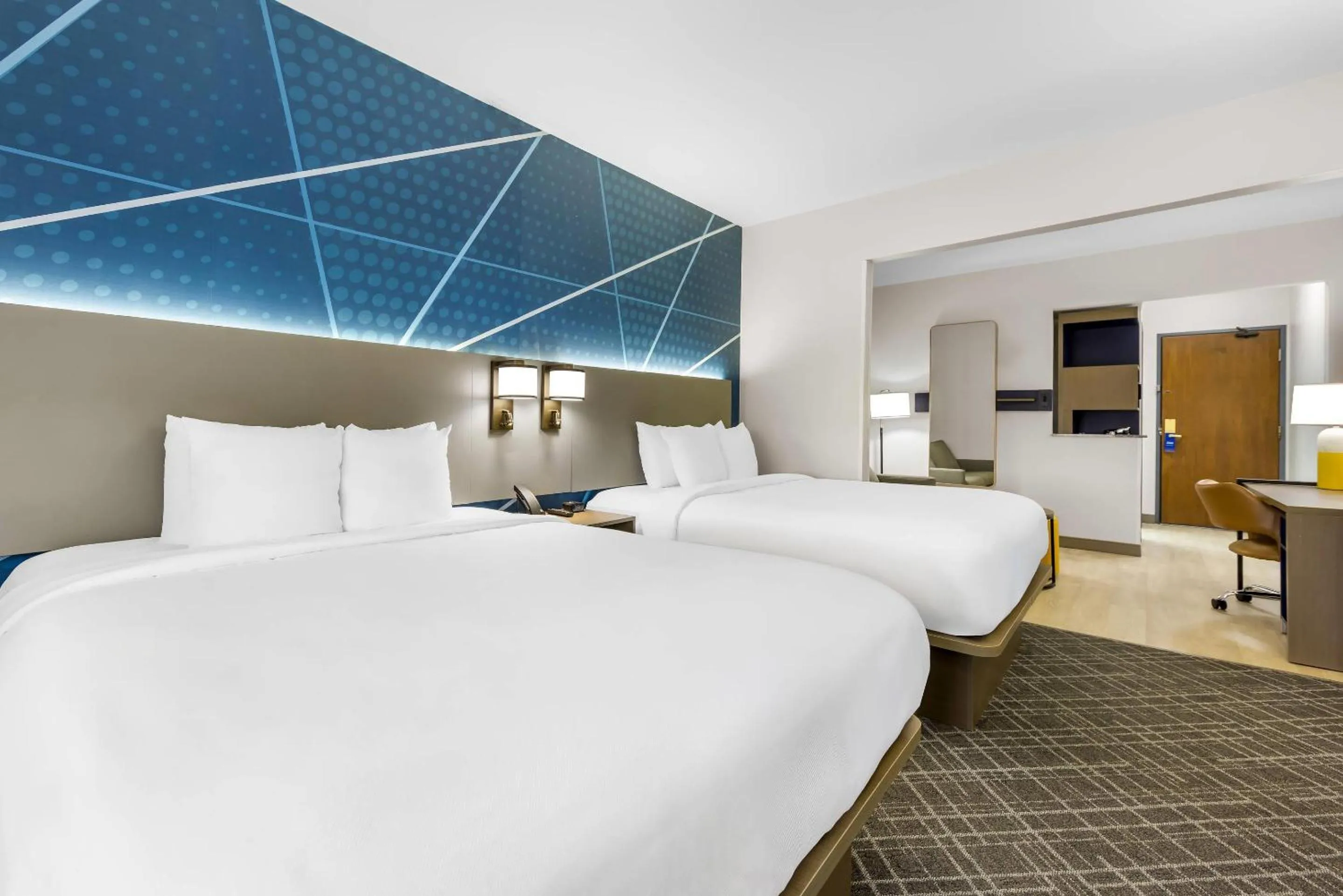 Bedroom, Bed in Comfort Suites London South