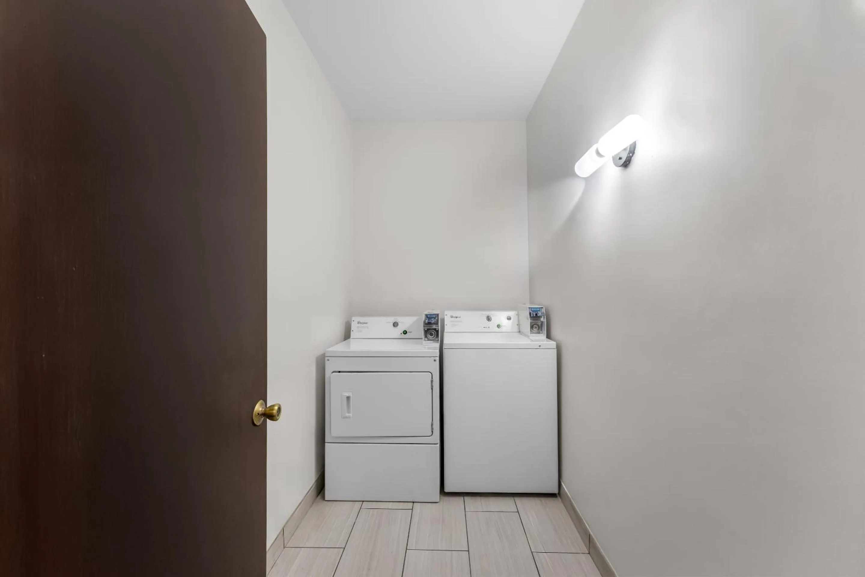 laundry in Comfort Suites London South