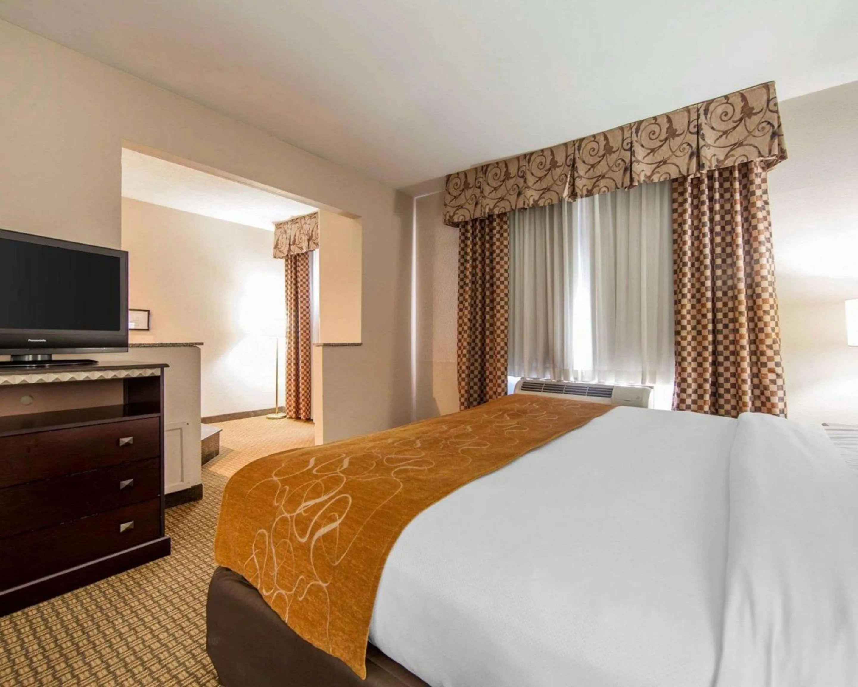 Photo of the whole room, Bed in Comfort Suites London South