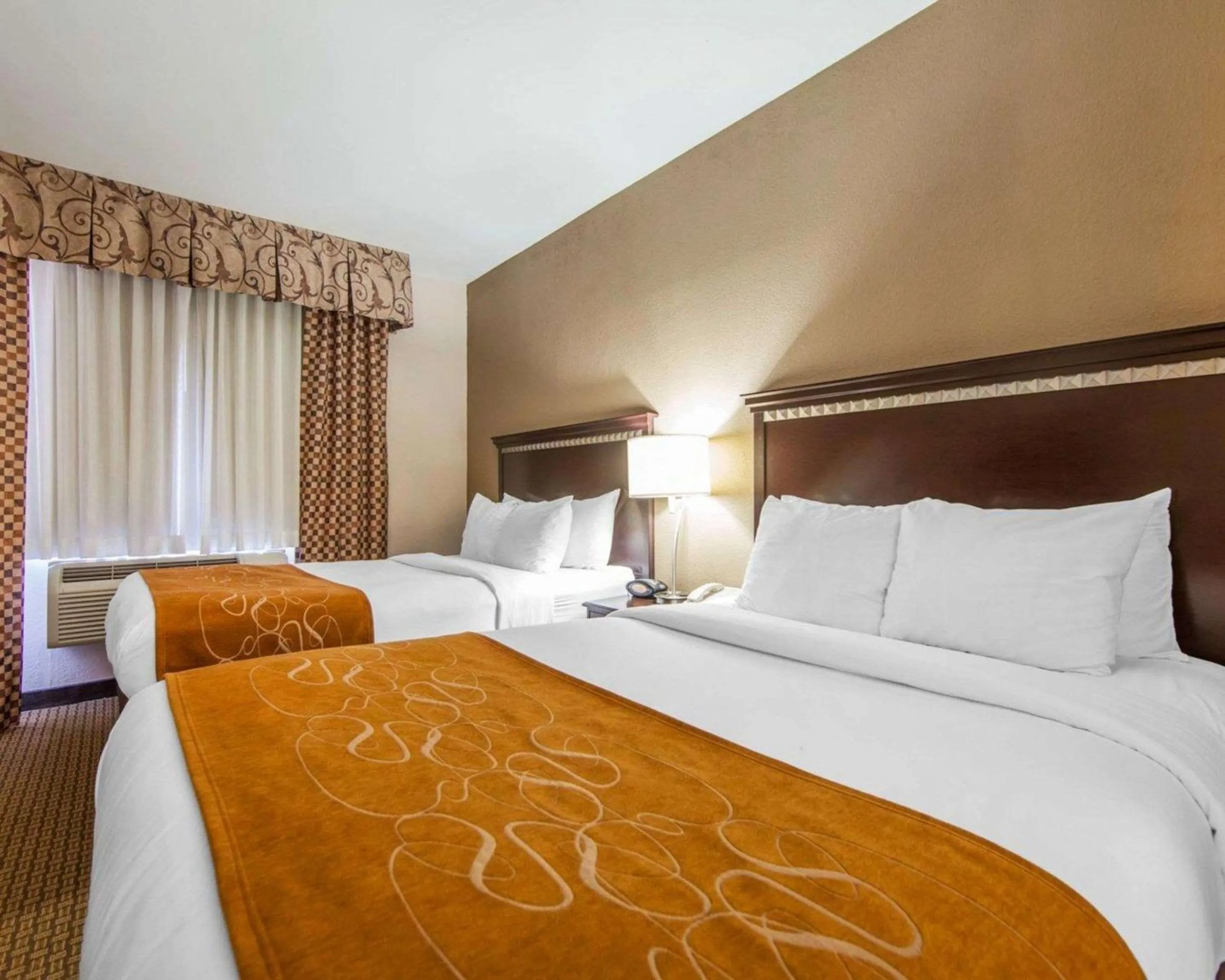 Photo of the whole room, Bed in Comfort Suites London South