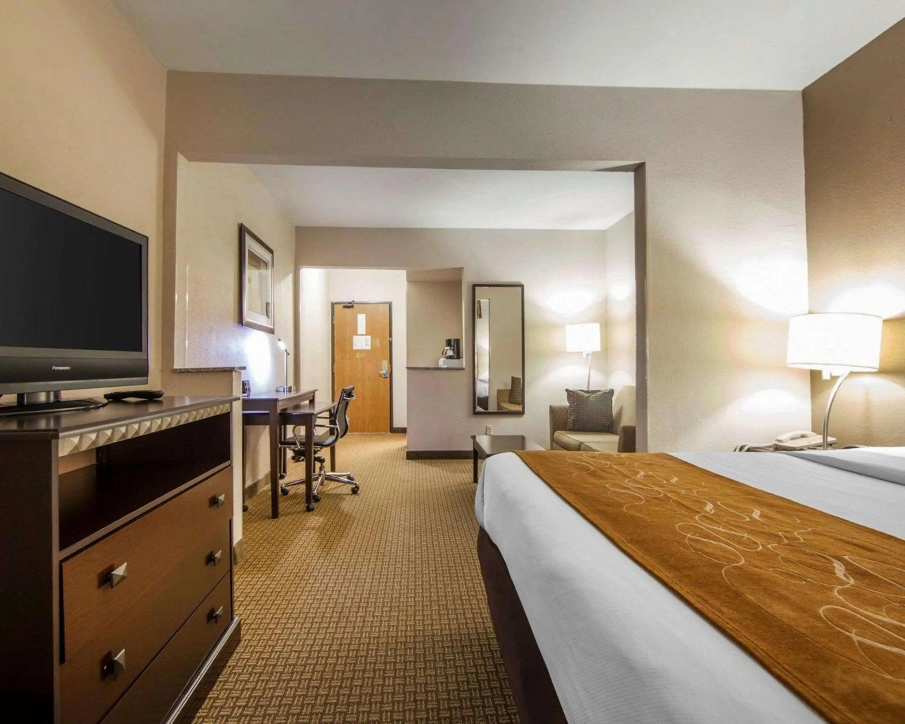 Photo of the whole room, Bed in Comfort Suites London South