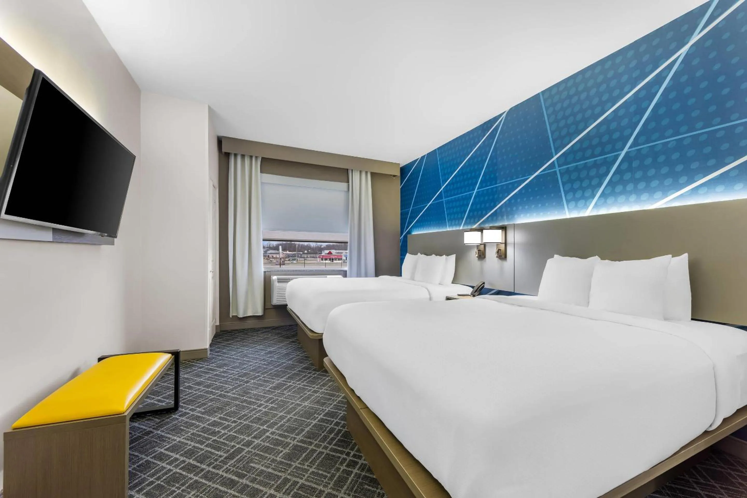 Bedroom, Bed in Comfort Suites London South