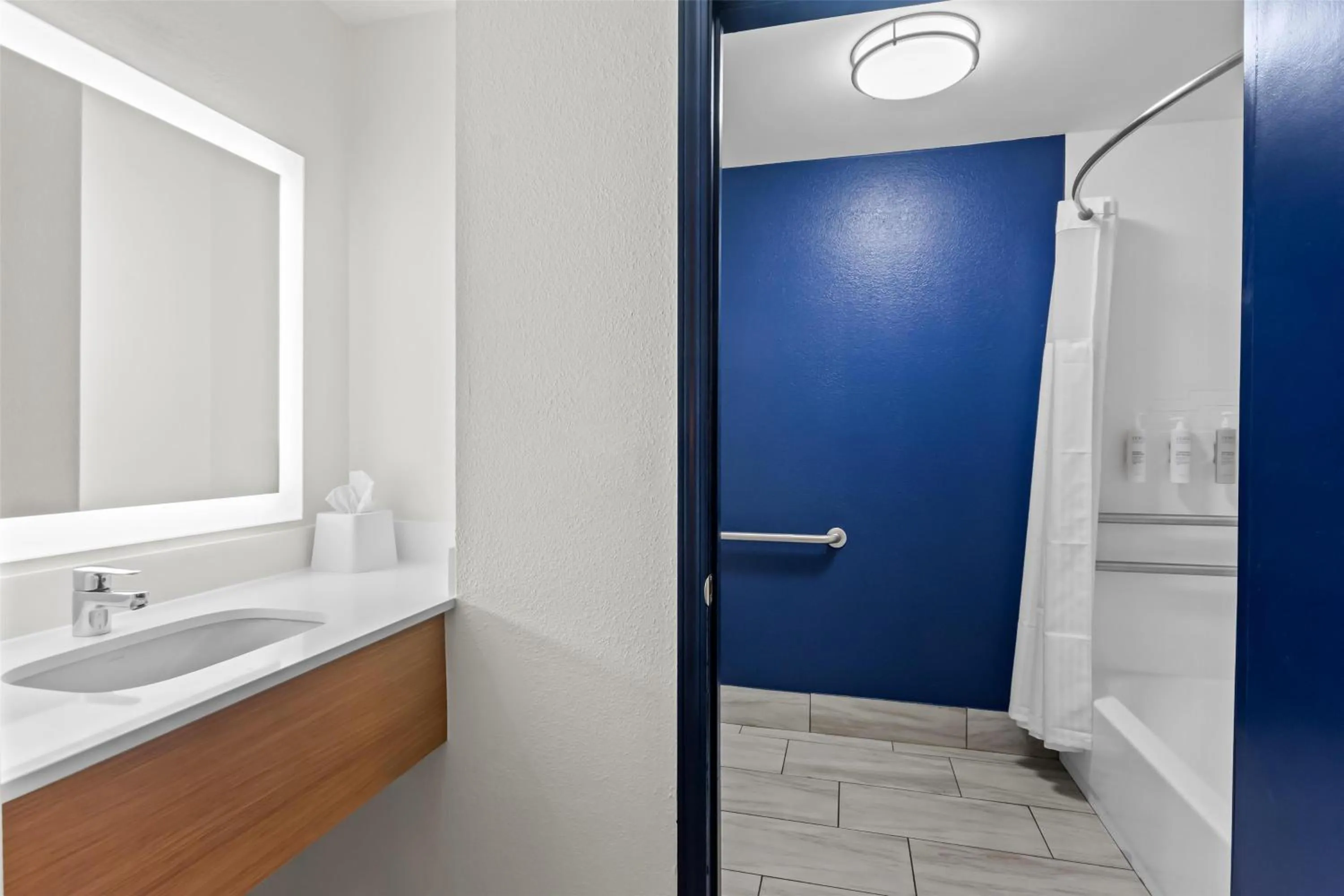 Bathroom in Spark by Hilton Lexington Hamburg