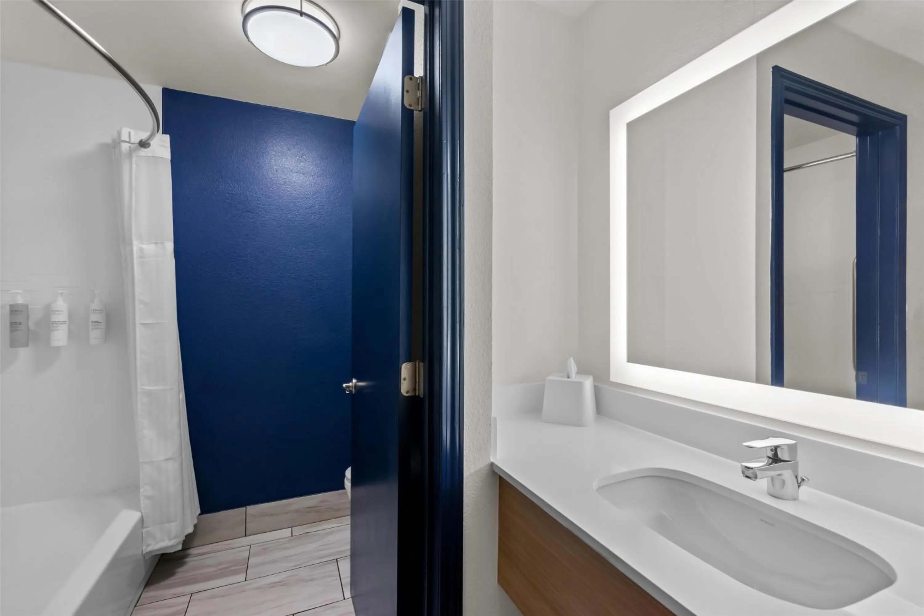 Bathroom in Spark by Hilton Lexington Hamburg