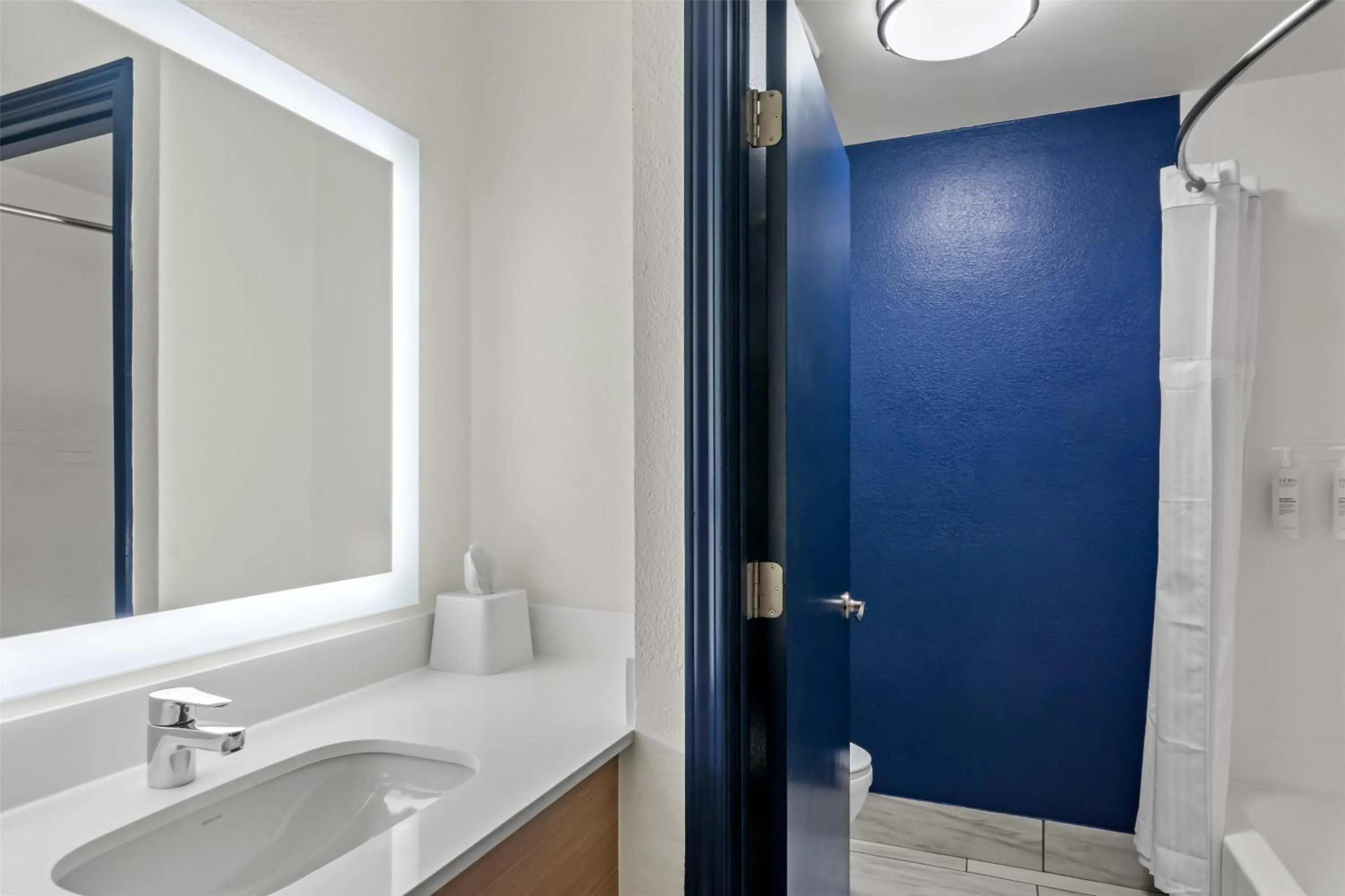 Bathroom in Spark by Hilton Lexington Hamburg