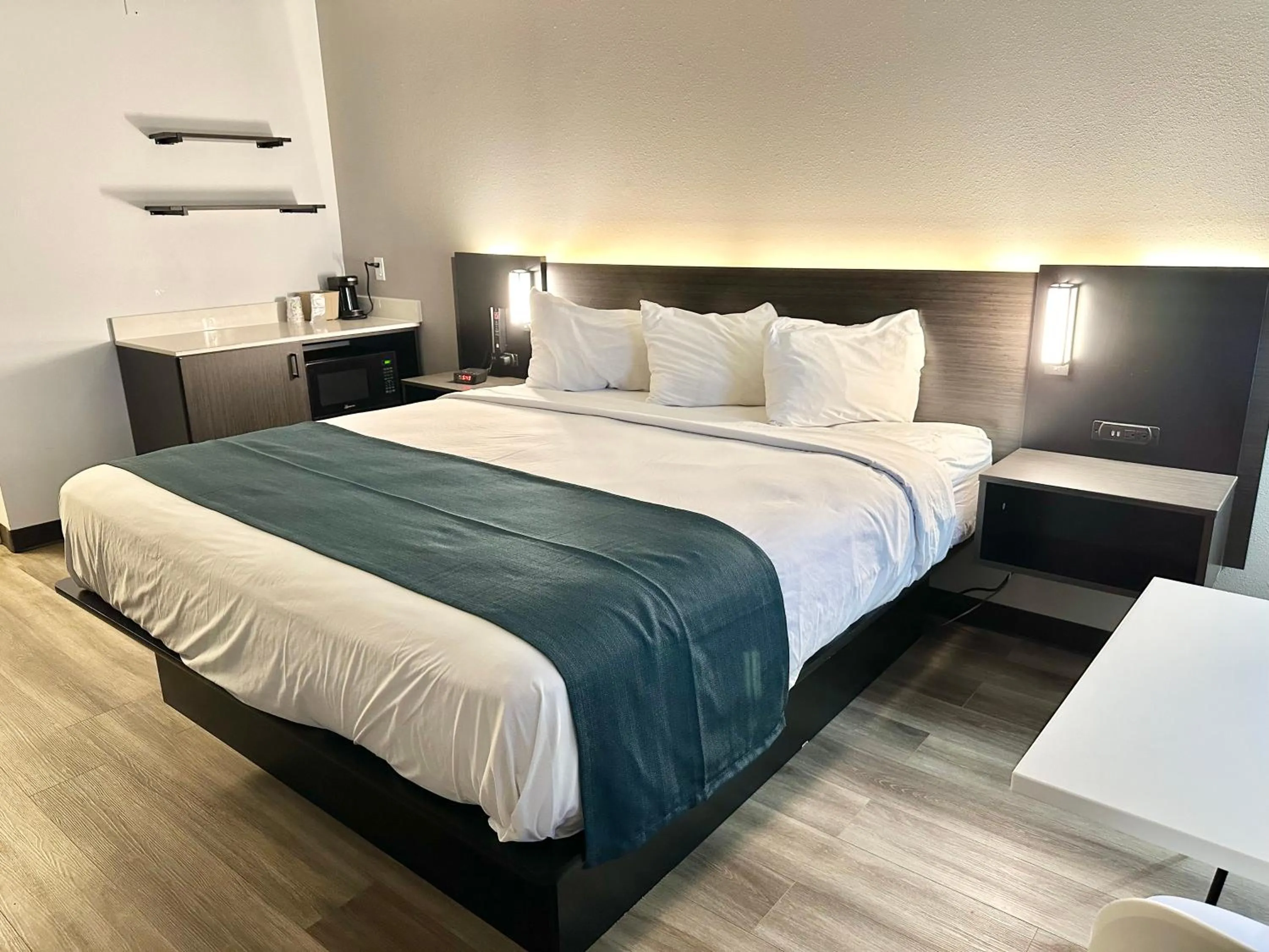 Bedroom, Bed in Studio 6 Suites Louisville KY Airport/Expo Center