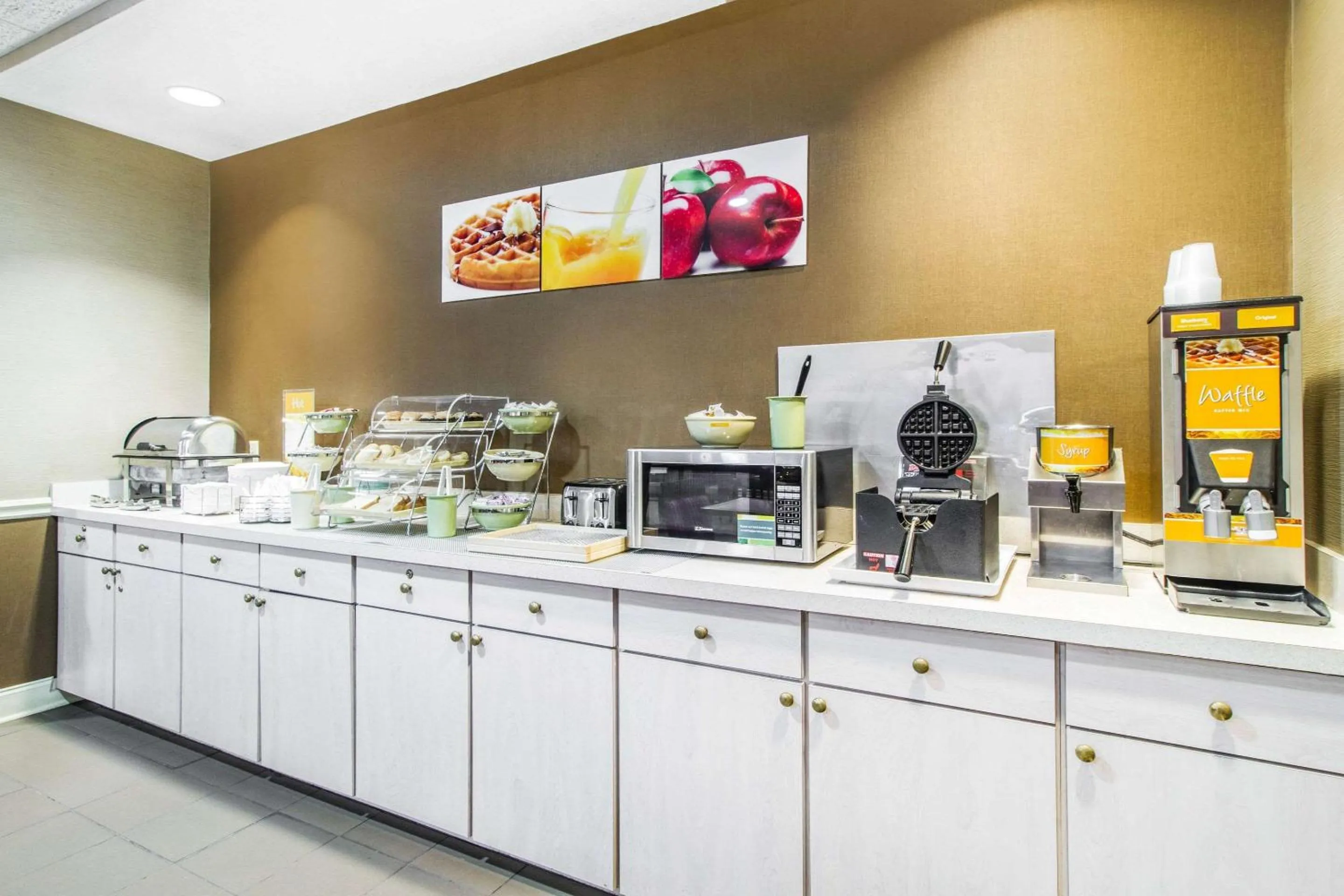 Restaurant/places to eat in Quality Suites Corbin North