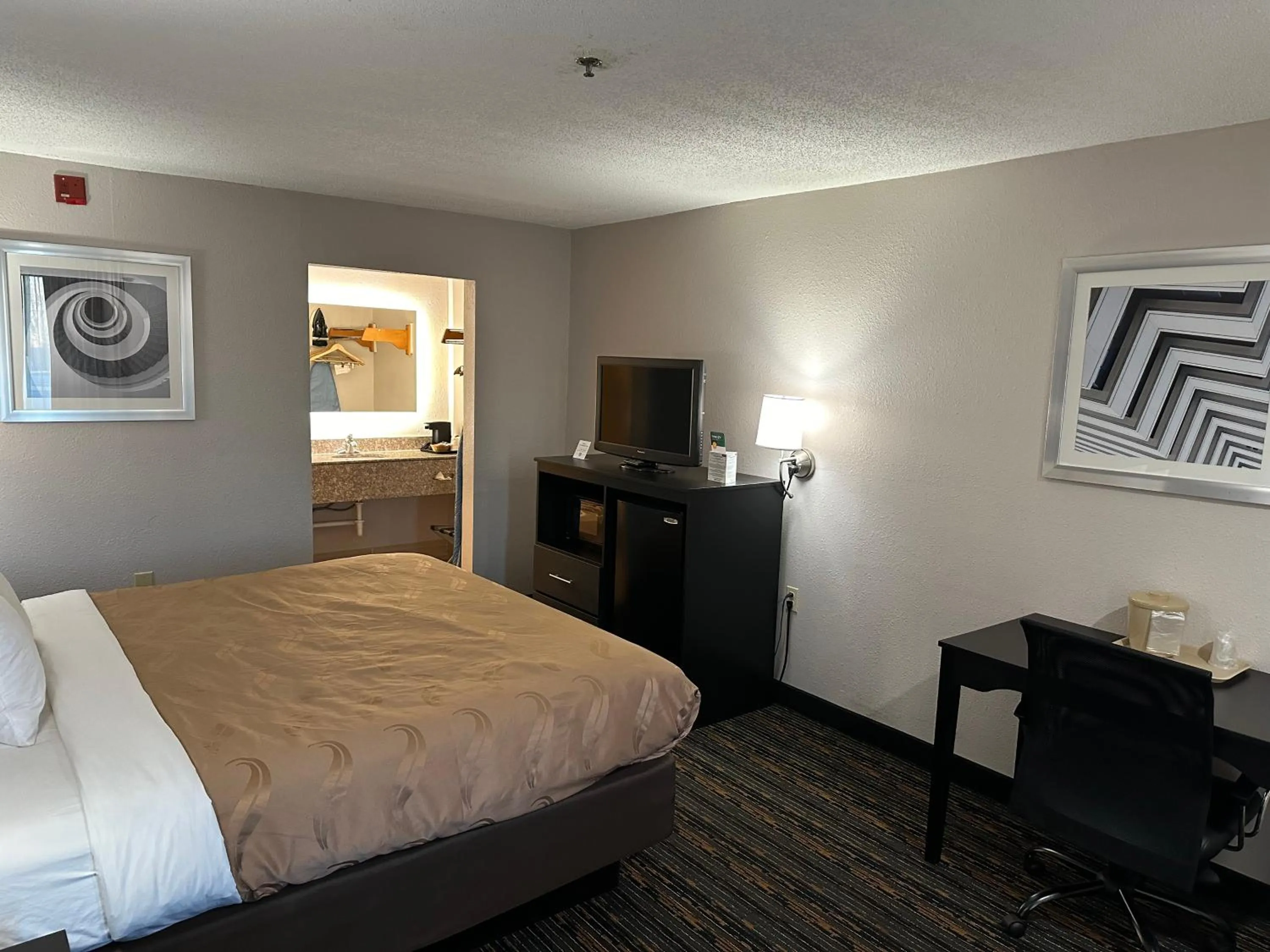 Photo of the whole room, Bed in Quality Inn