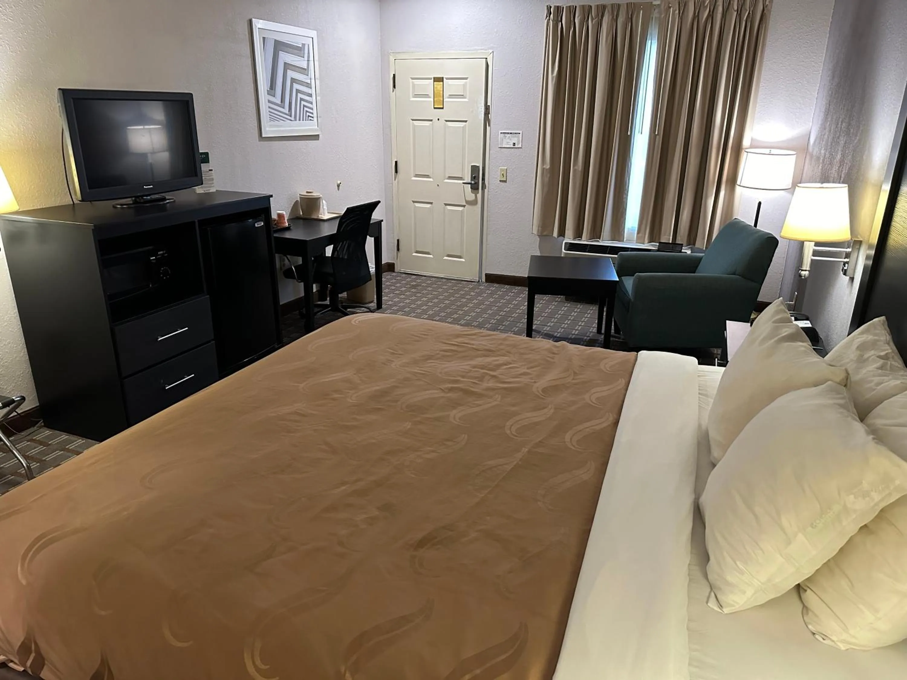 Photo of the whole room, Bed in Quality Inn