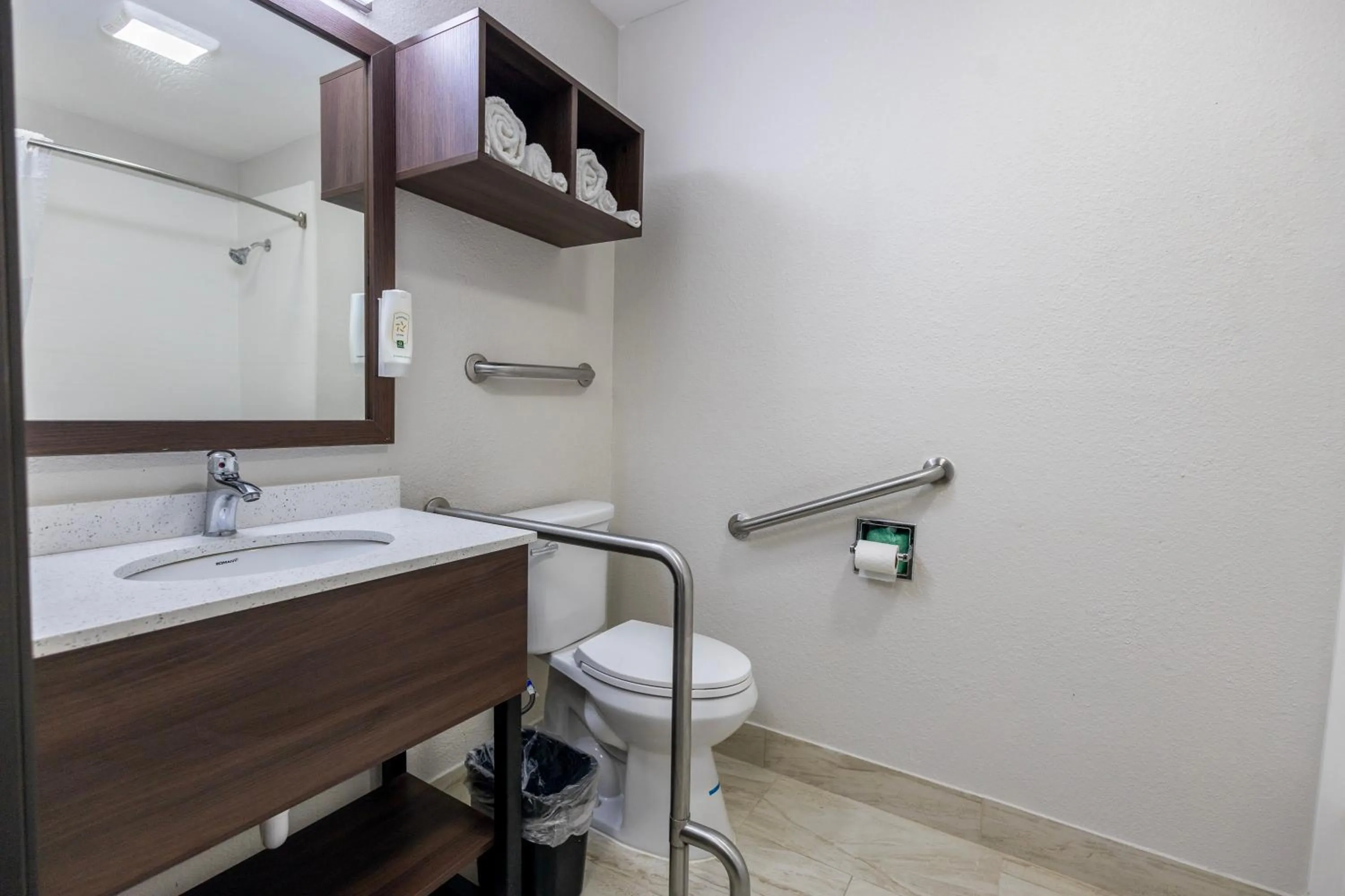 Bathroom in Quality Inn Carrollton