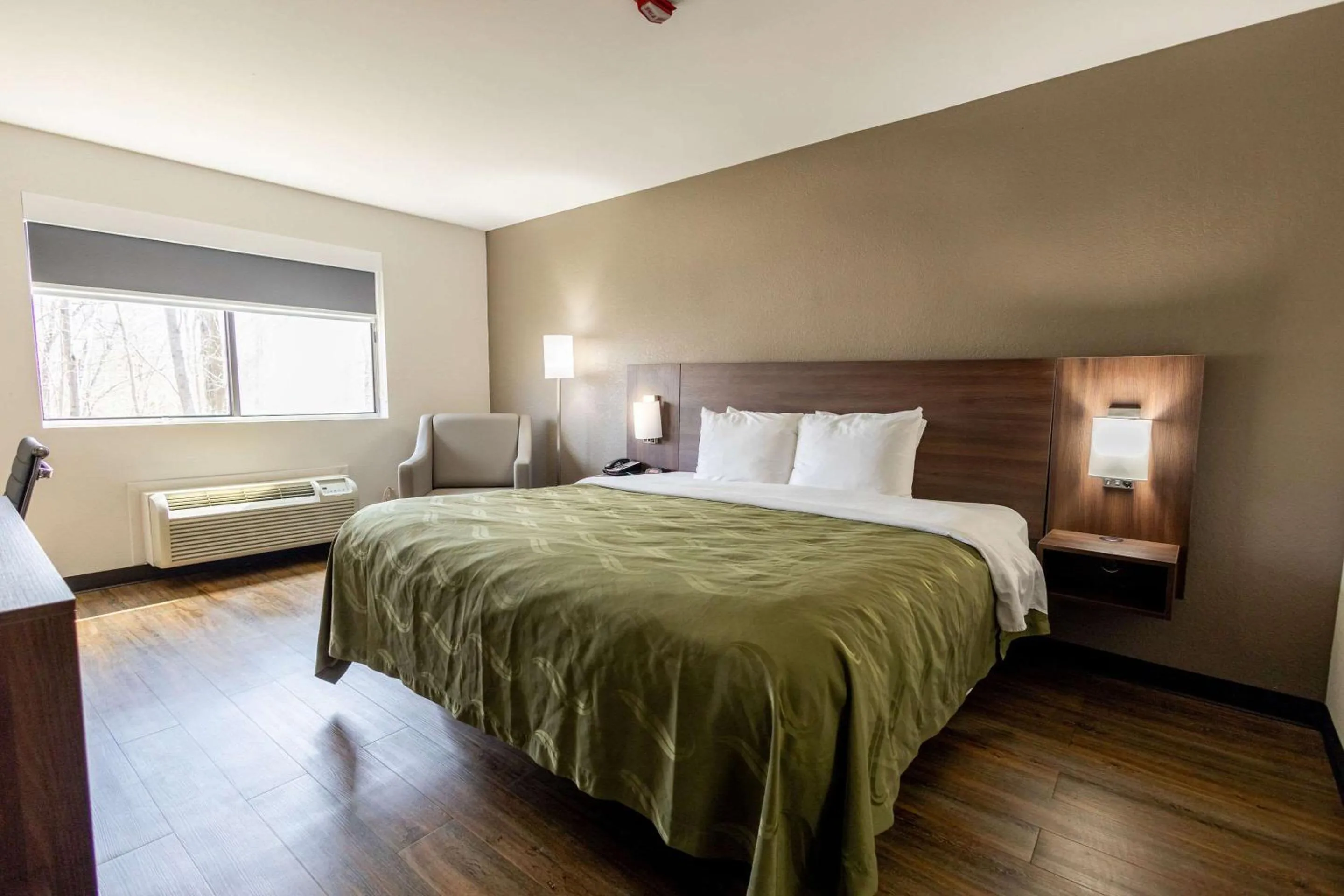 Bedroom, Bed in Quality Inn Carrollton