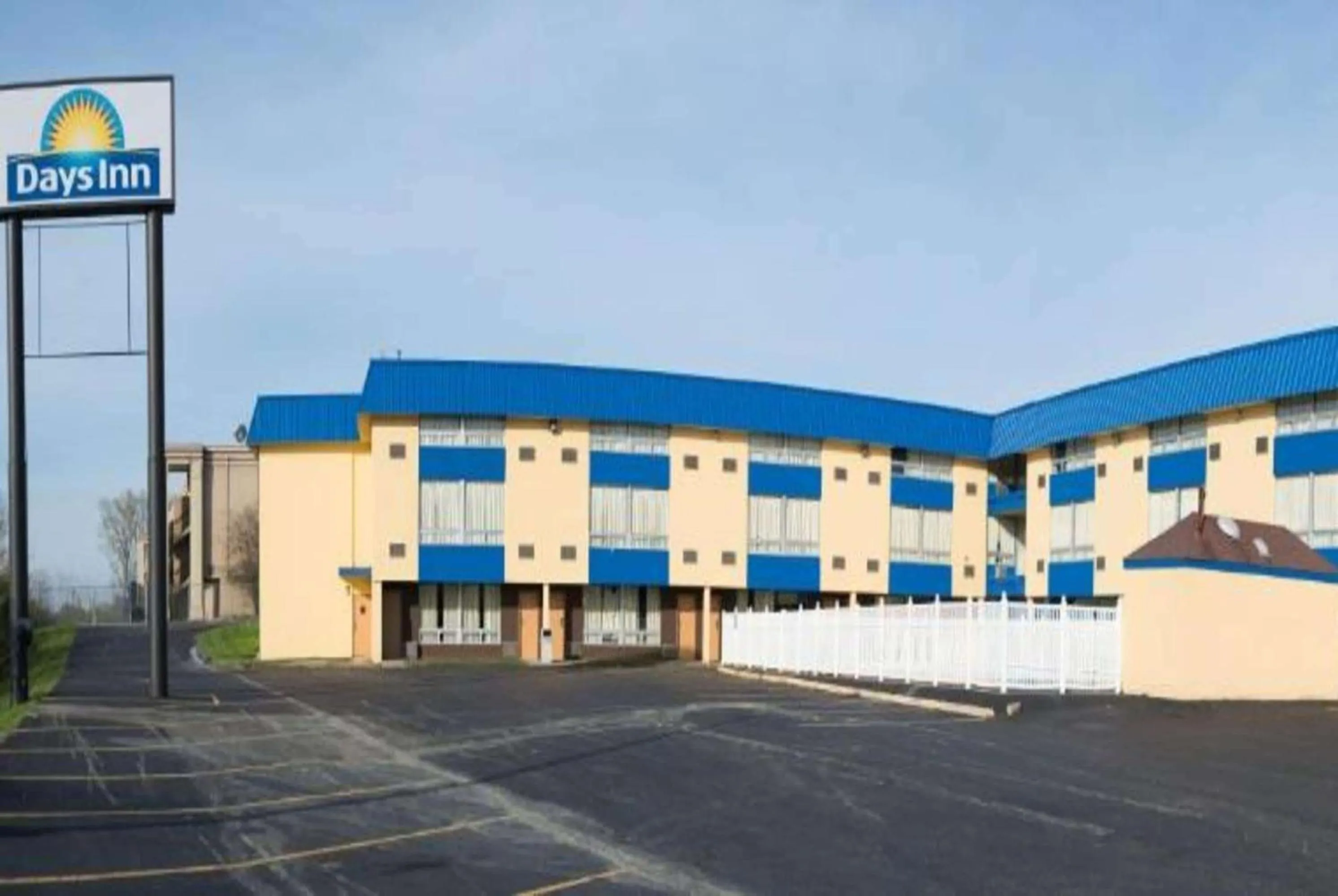 Property building in Days Inn by Wyndham Fort Wright Cincinnati Area