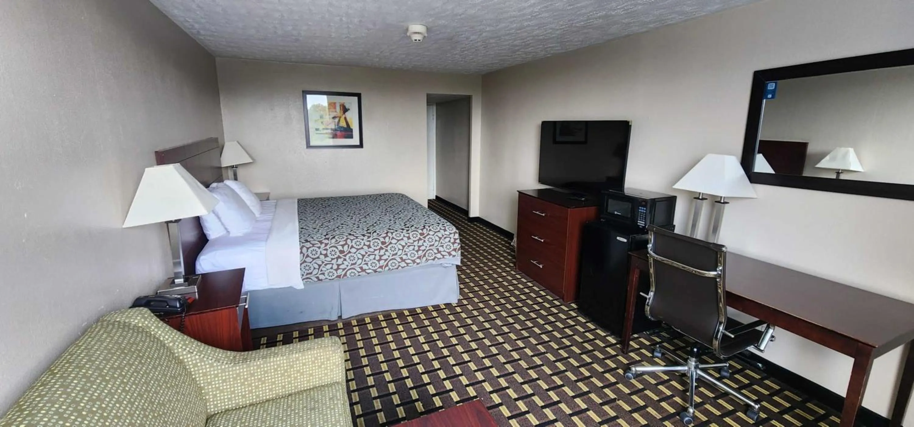 View (from property/room), Bed in Days Inn by Wyndham Fort Wright Cincinnati Area
