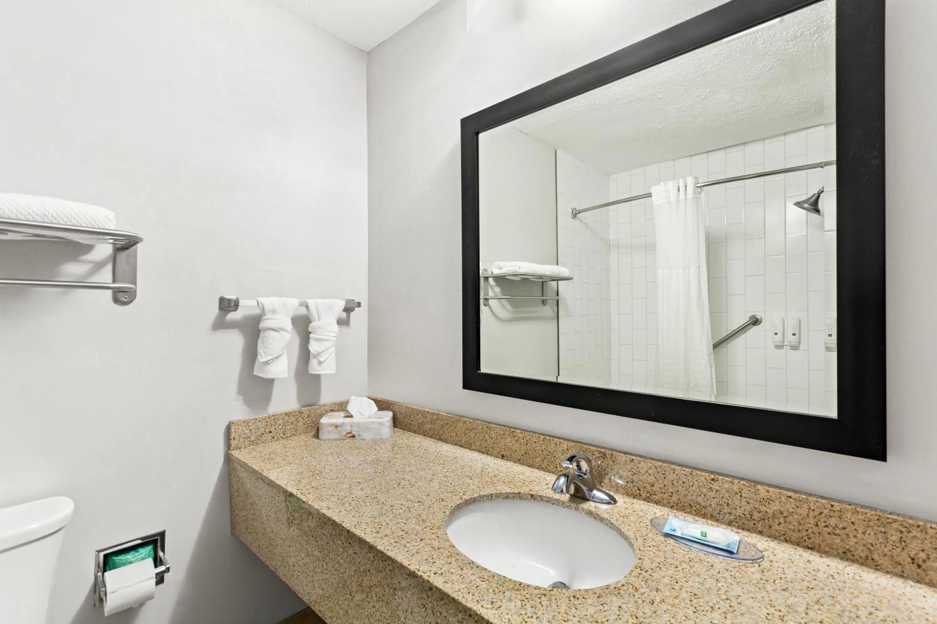 Bathroom in Quality Inn Dry Ridge