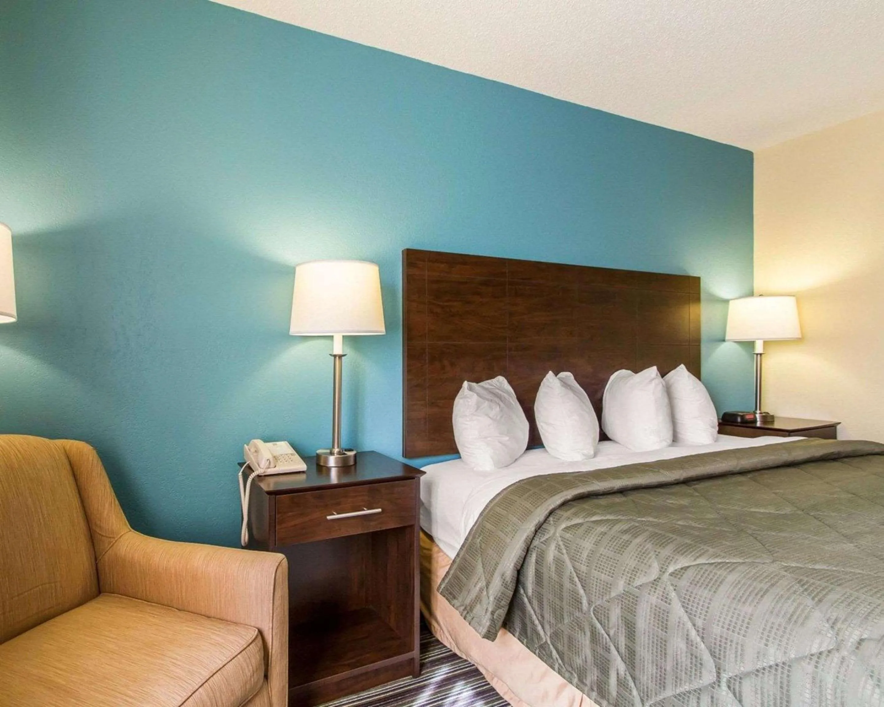 Photo of the whole room, Bed in Quality Inn Murray University Area