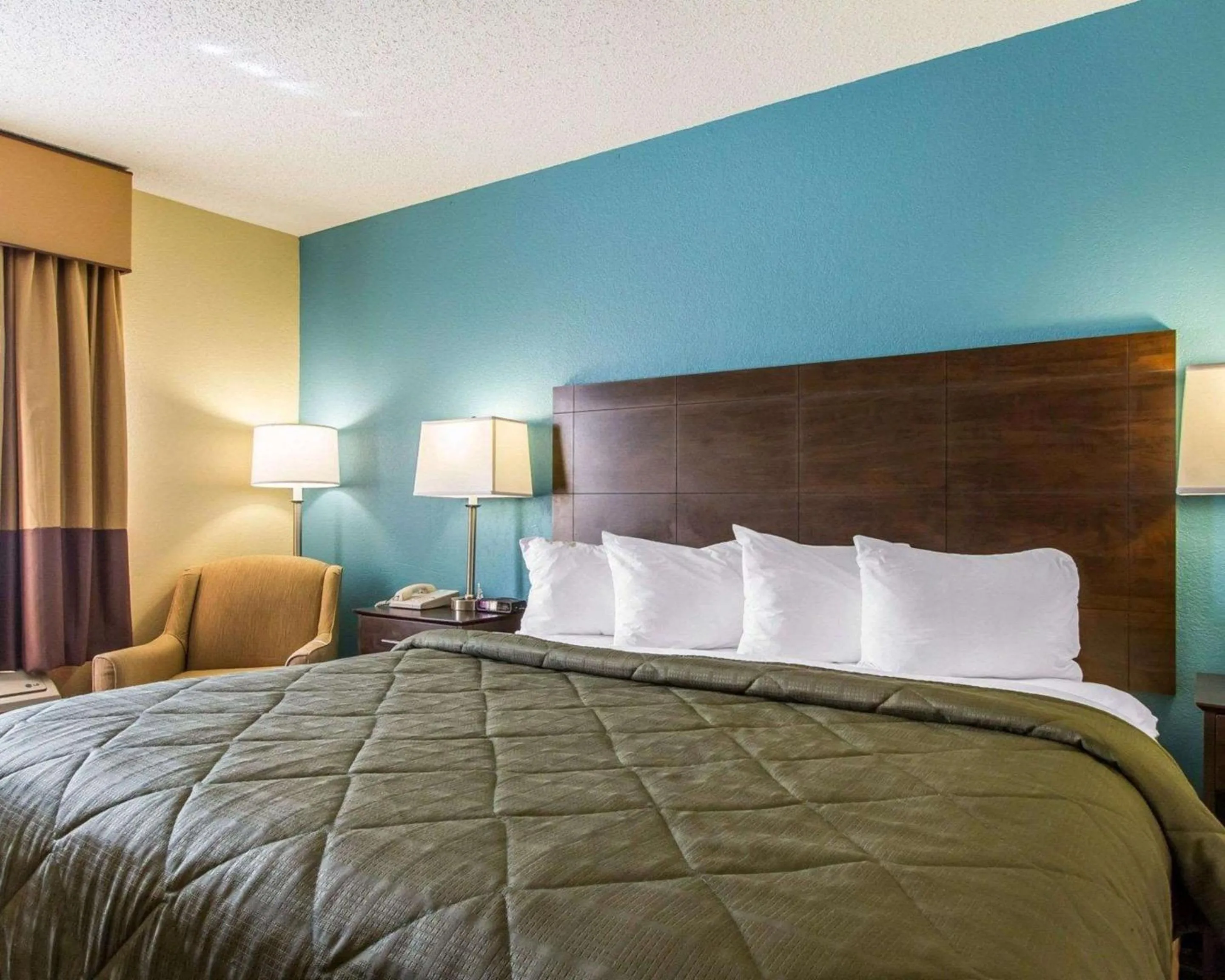 Photo of the whole room, Bed in Quality Inn Murray University Area