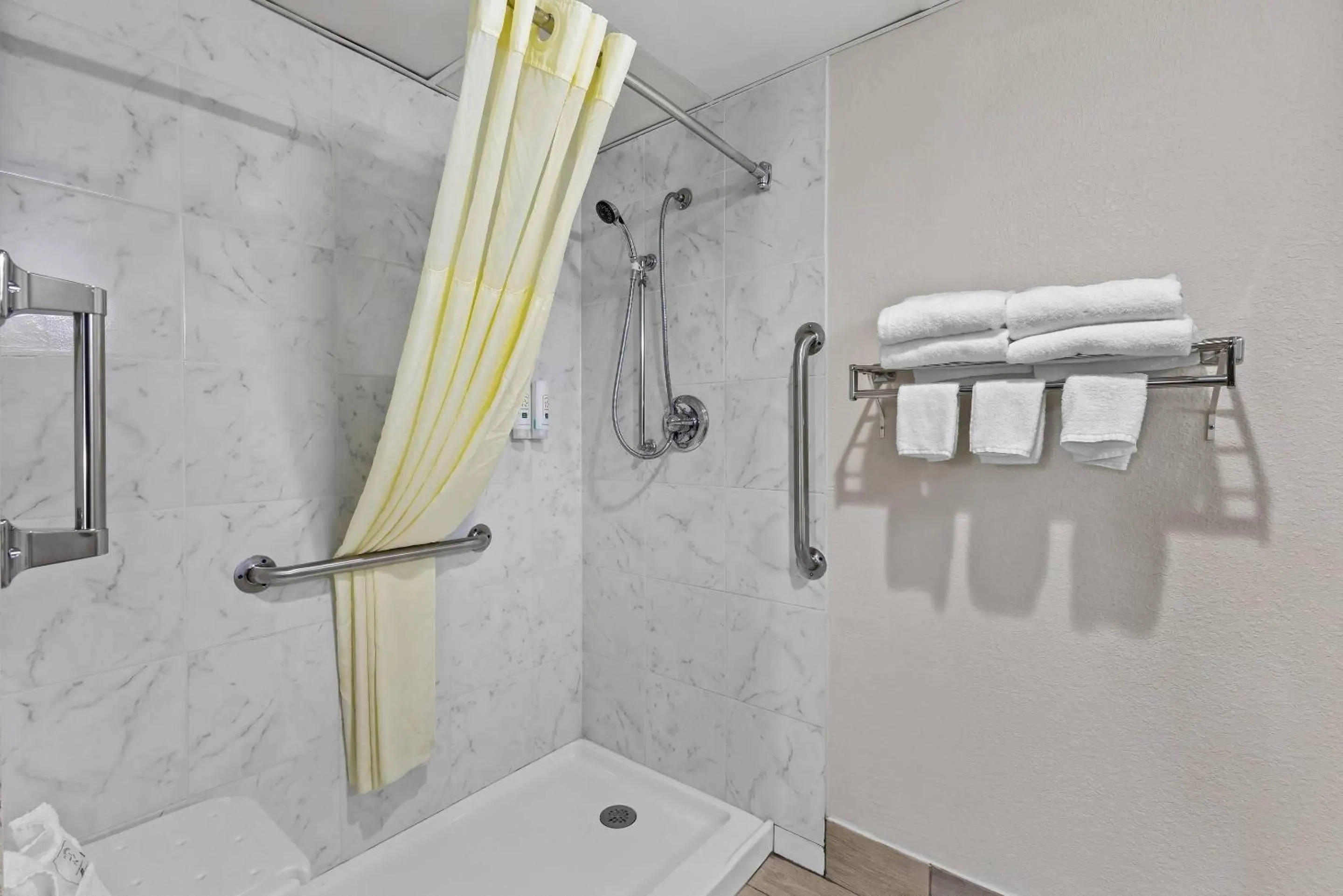 Bedroom in Quality Inn Oak Grove Fort Campbell