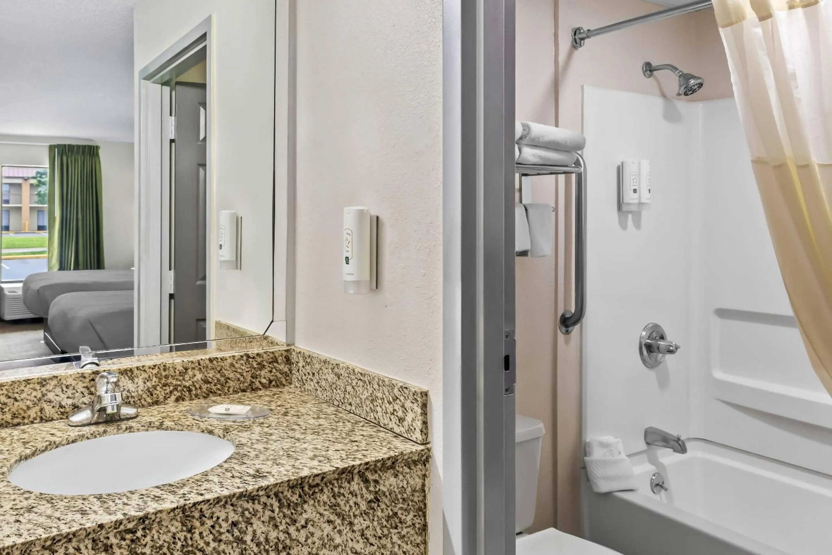 Bedroom in Quality Inn Oak Grove Fort Campbell