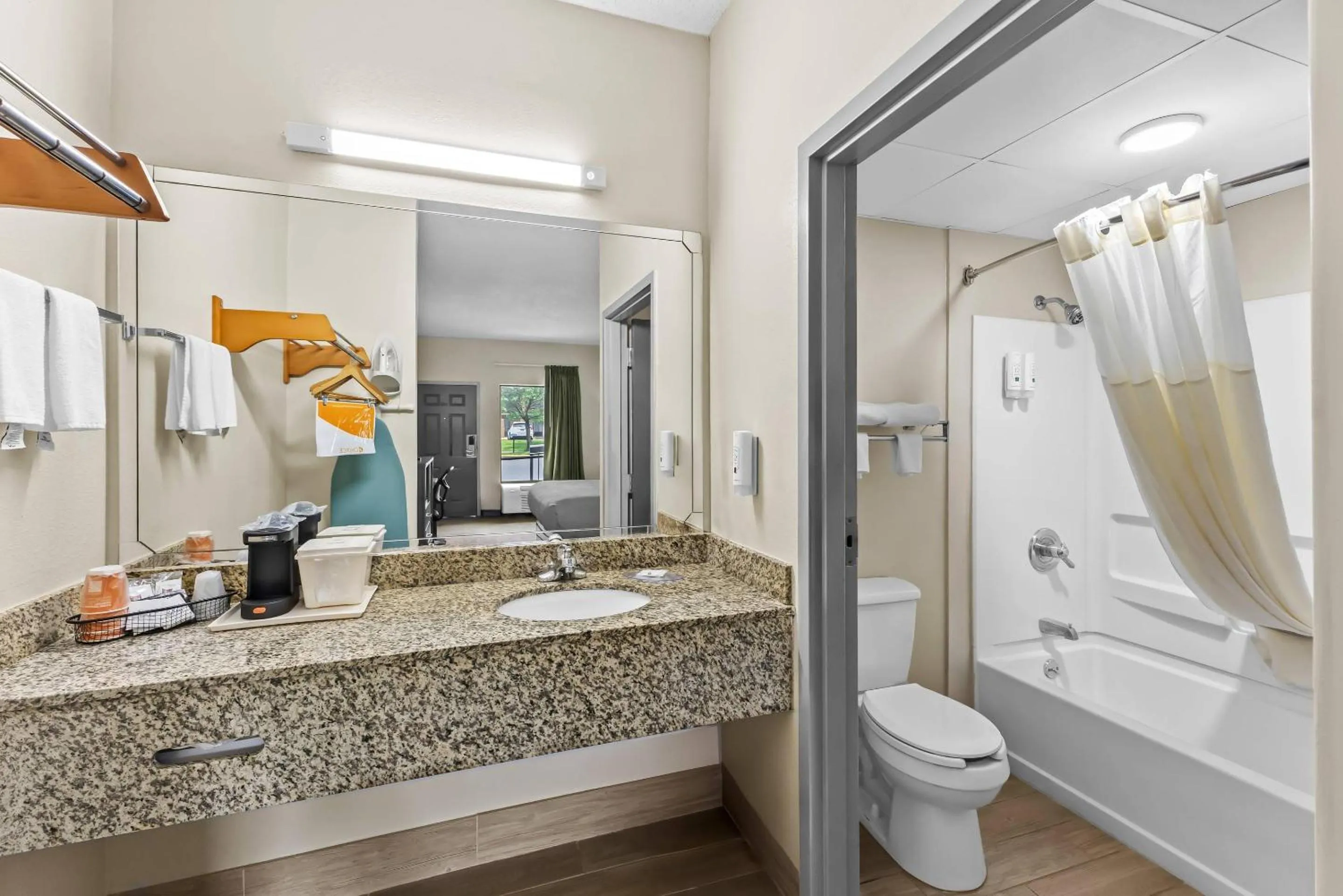 Bedroom in Quality Inn Oak Grove Fort Campbell