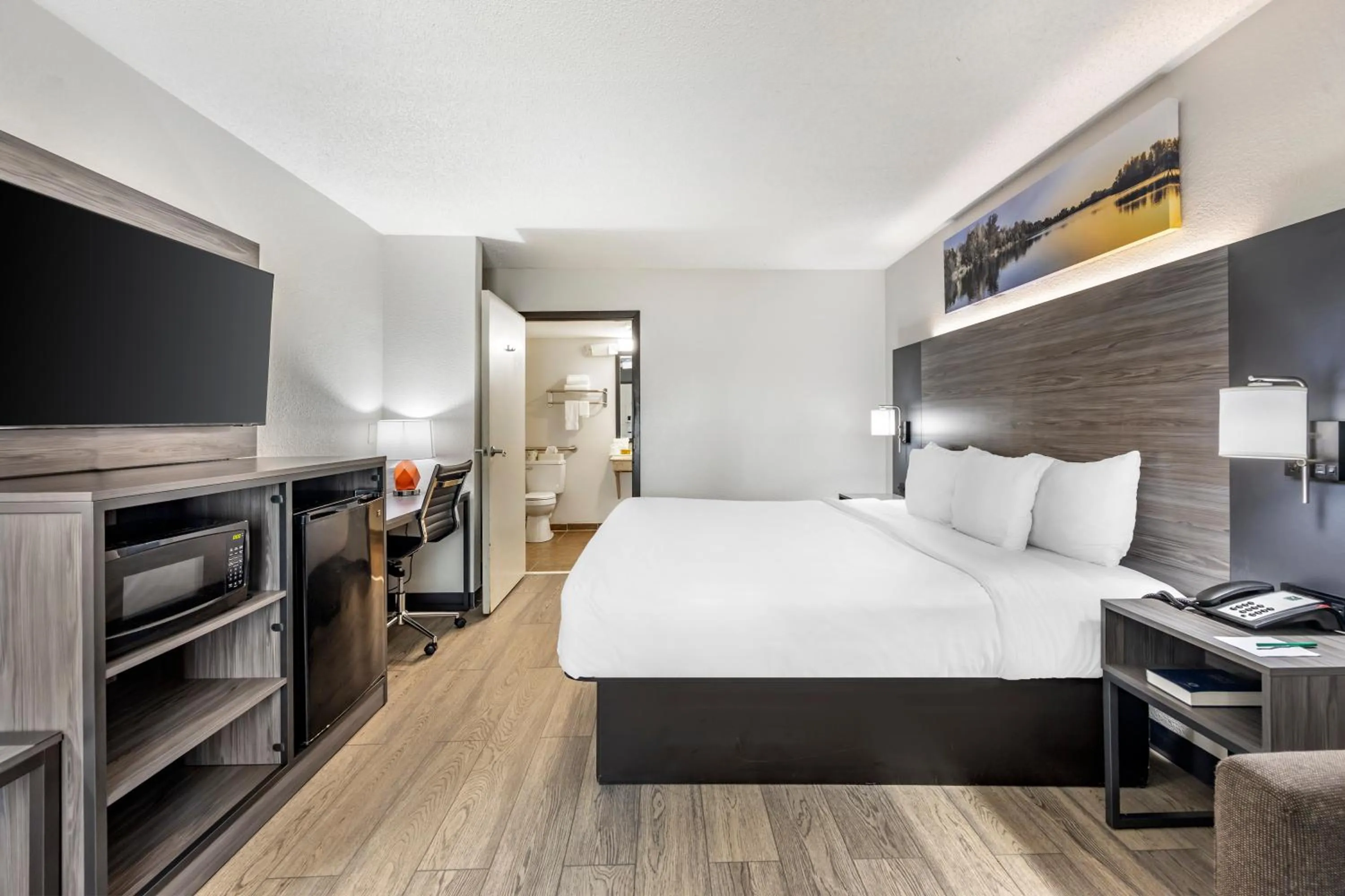 Photo of the whole room, Bed in Quality Inn Glasgow