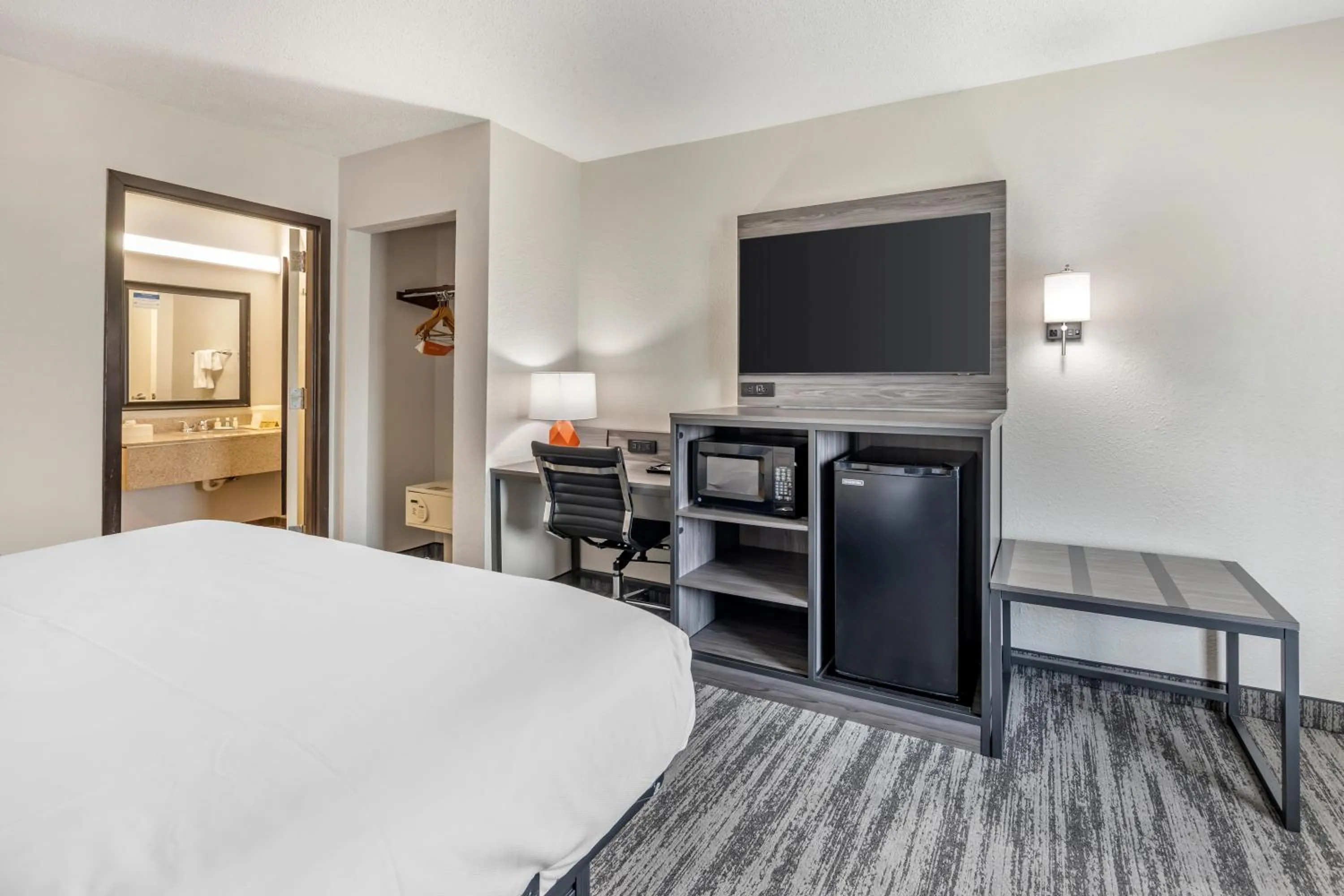 TV and multimedia, Bed in Quality Inn Glasgow