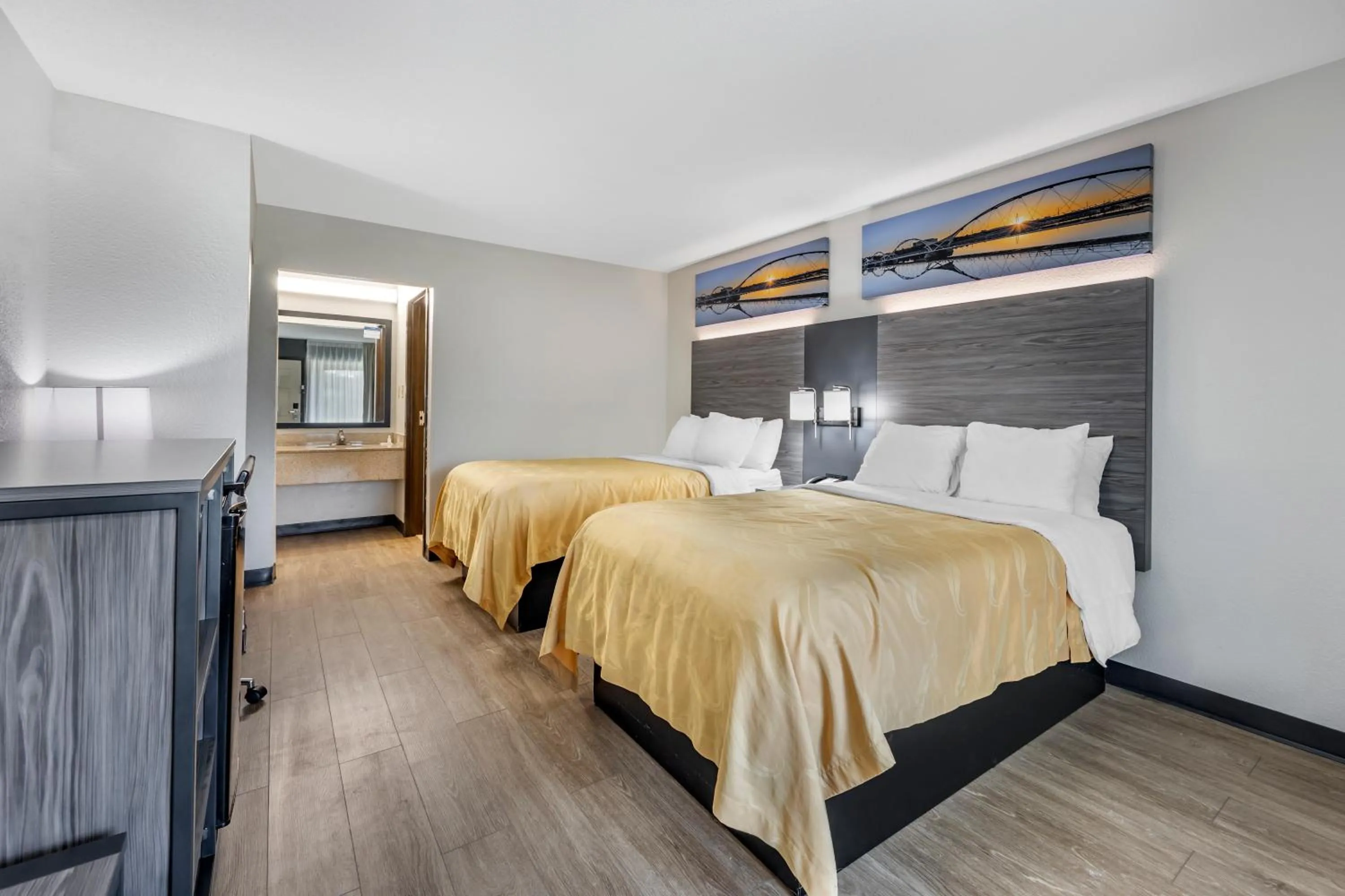 Photo of the whole room, Bed in Quality Inn Glasgow