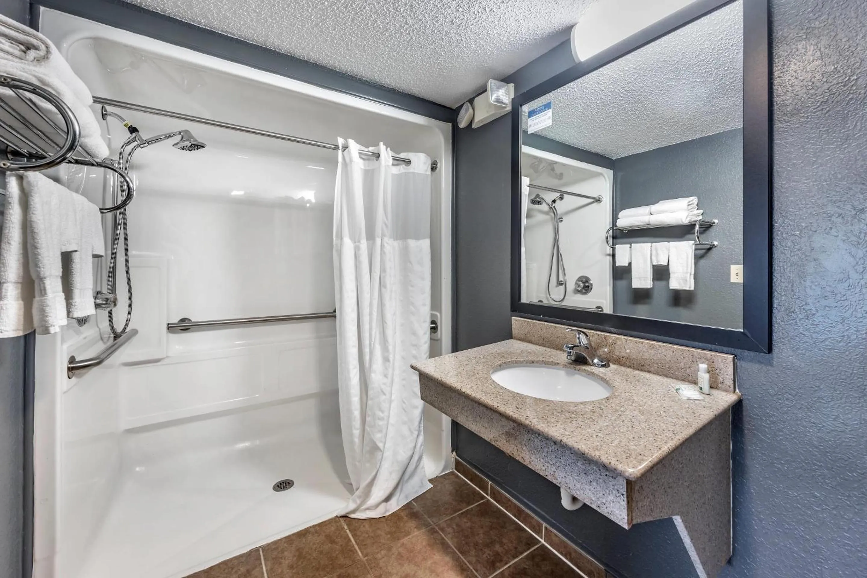 Bedroom in Quality Inn Glasgow