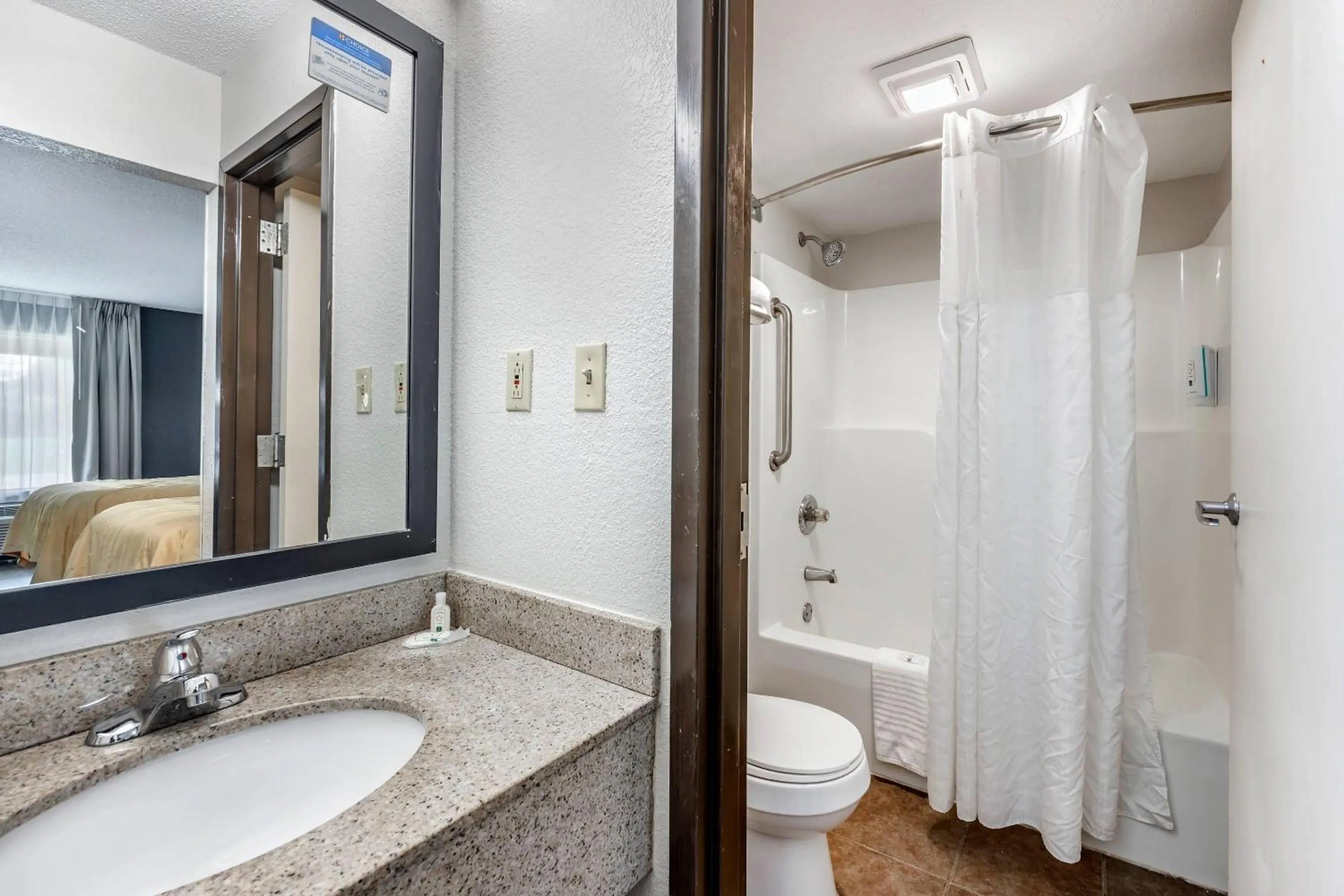 Bedroom in Quality Inn Glasgow